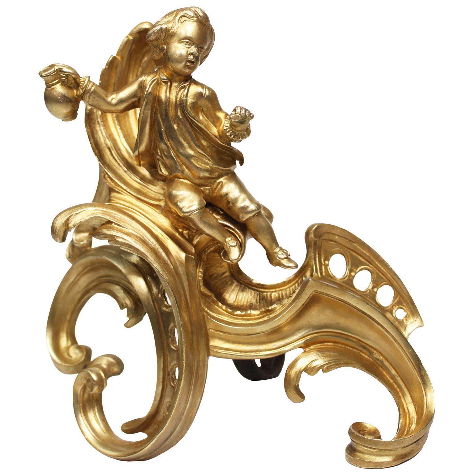 Ein Paar französischer figuraler Chenets Andirons aus vergoldeter Bronze des frühen 19. Der verschnörkelte und durchbrochene Korpus ist jeweils mit der Figur eines Jungen und eines Mädchens bekrönt, die beide auf einem Akanthusblatt sitzen, um
