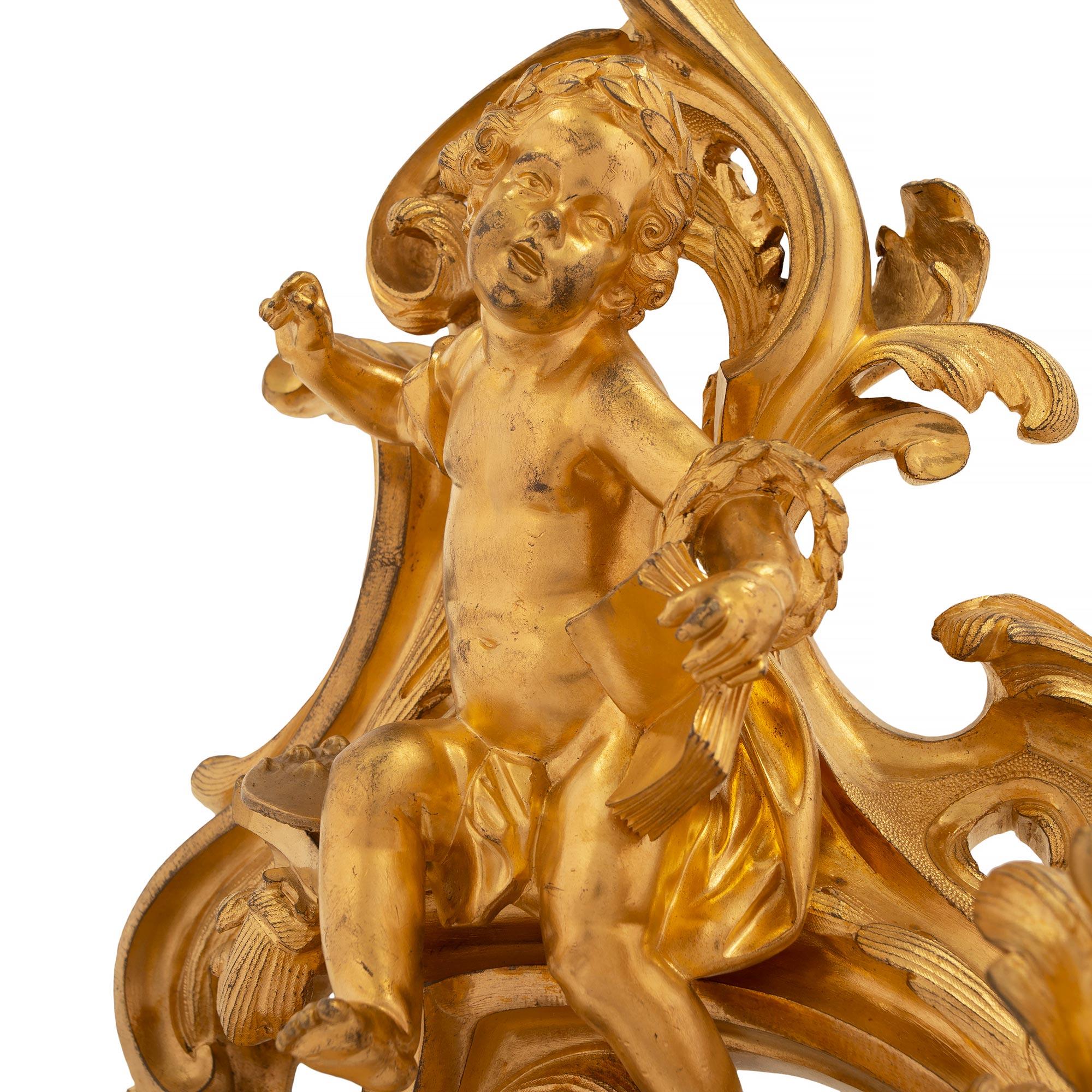 XIXe siècle Paire de chenets franais en bronze dor de style Louis XV du dbut du XIXe sicle en vente