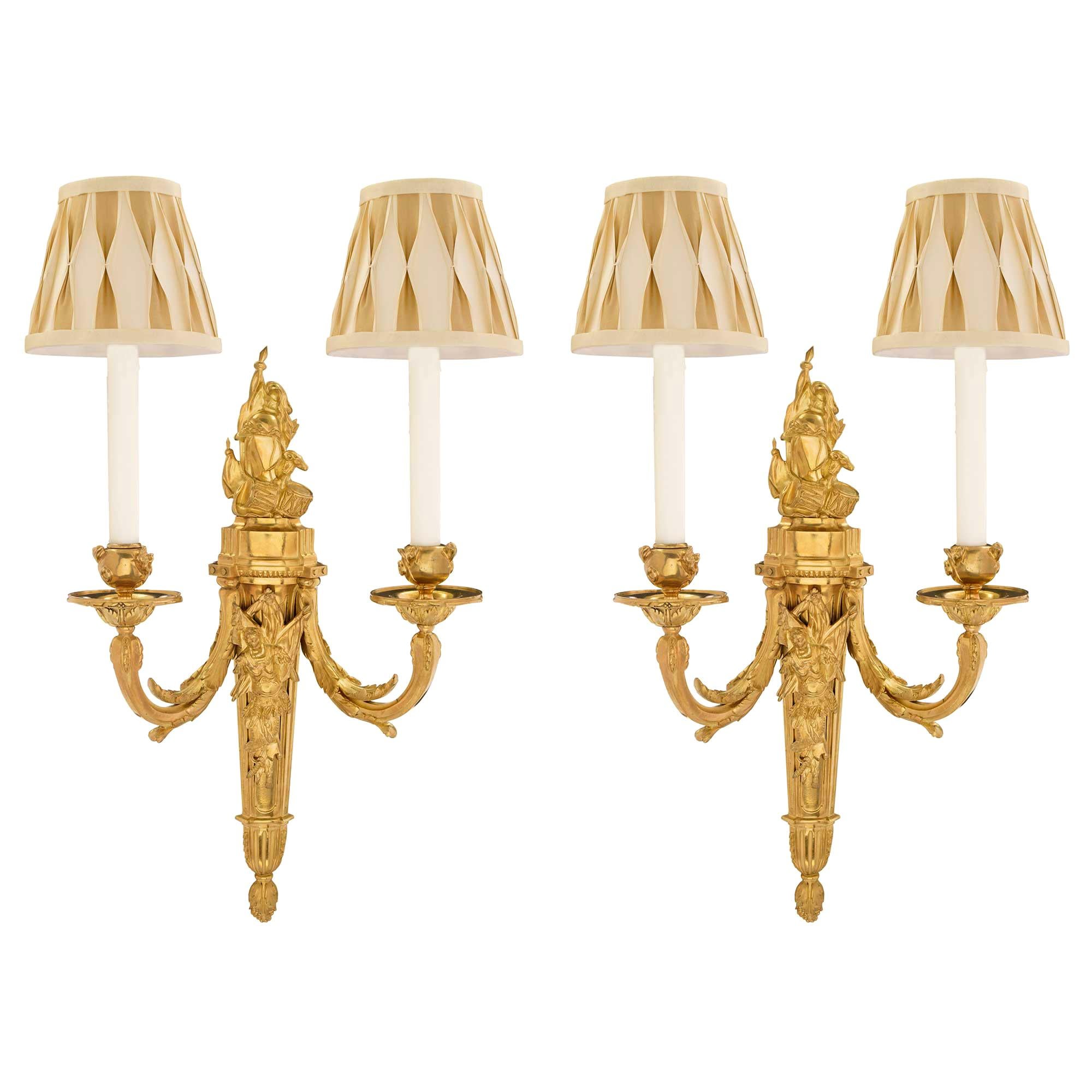 Coppia di lampade a due bracci in stile Luigi XV francese dell'inizio del 19° secolo