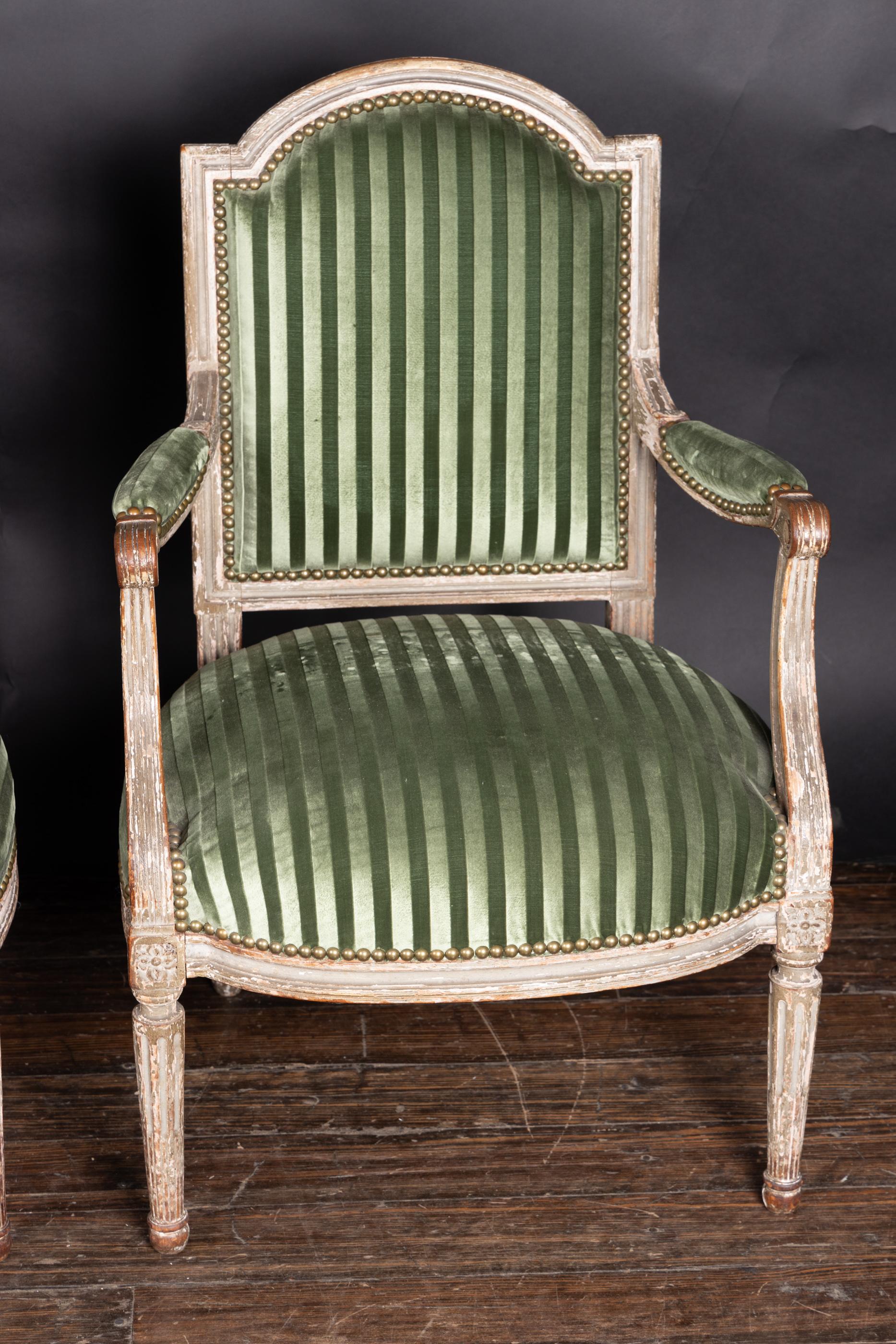 Paire de fauteuils Fauteuil Louis XVI du début du 19ème siècle, tapissés en vente 4
