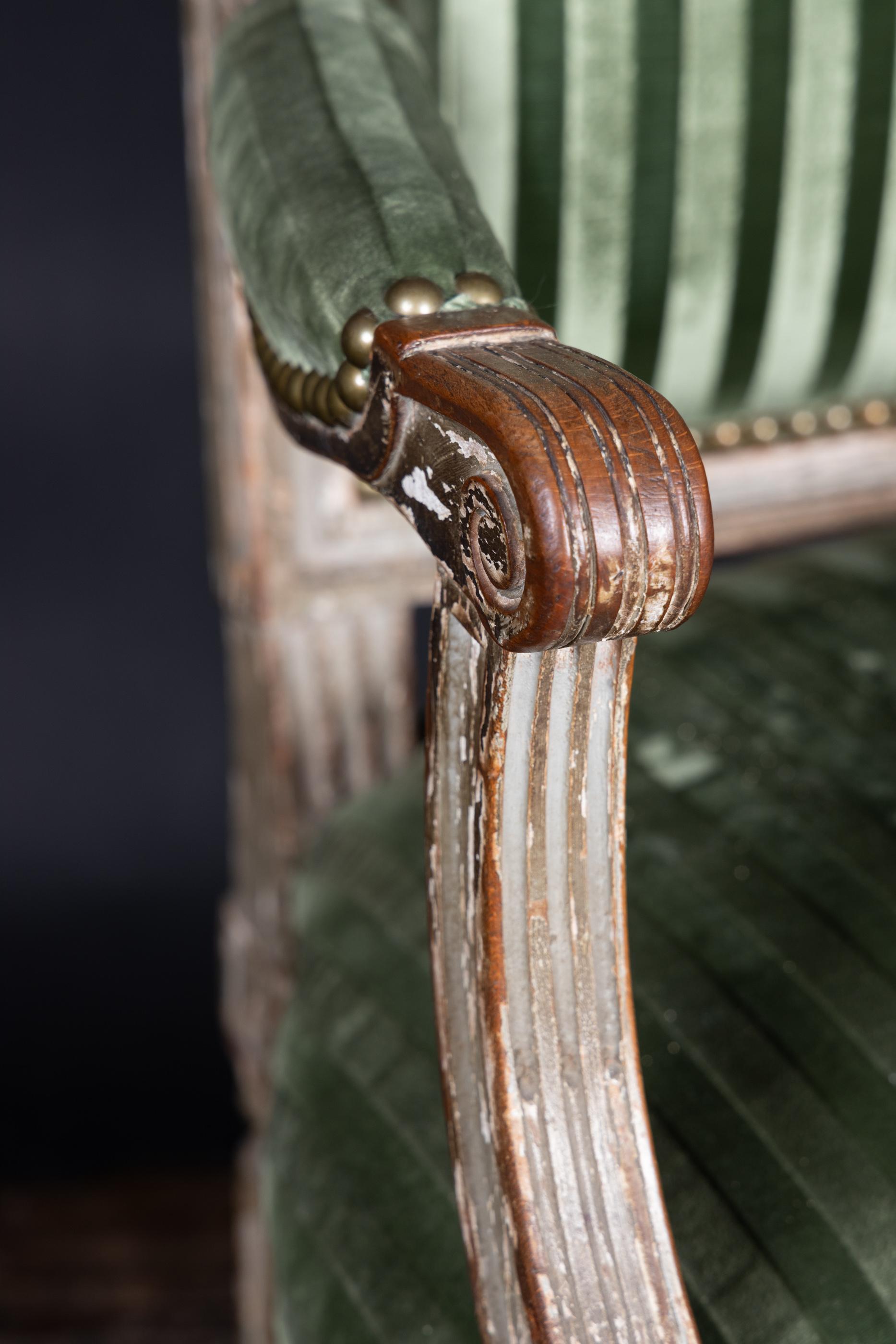 Français Paire de fauteuils Fauteuil Louis XVI du début du 19ème siècle, tapissés en vente