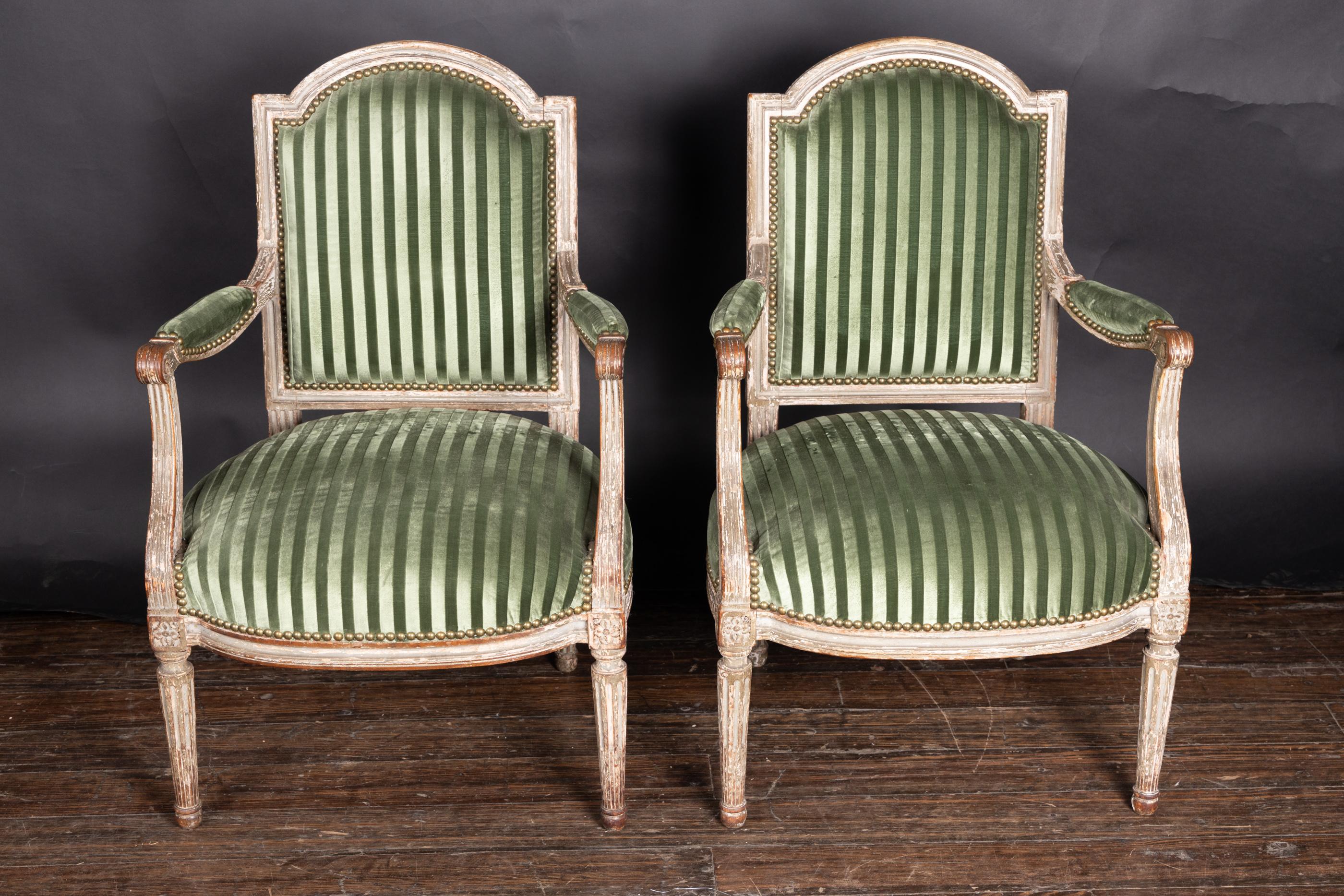 Paire de fauteuils Fauteuil Louis XVI du début du 19ème siècle, tapissés en vente 2