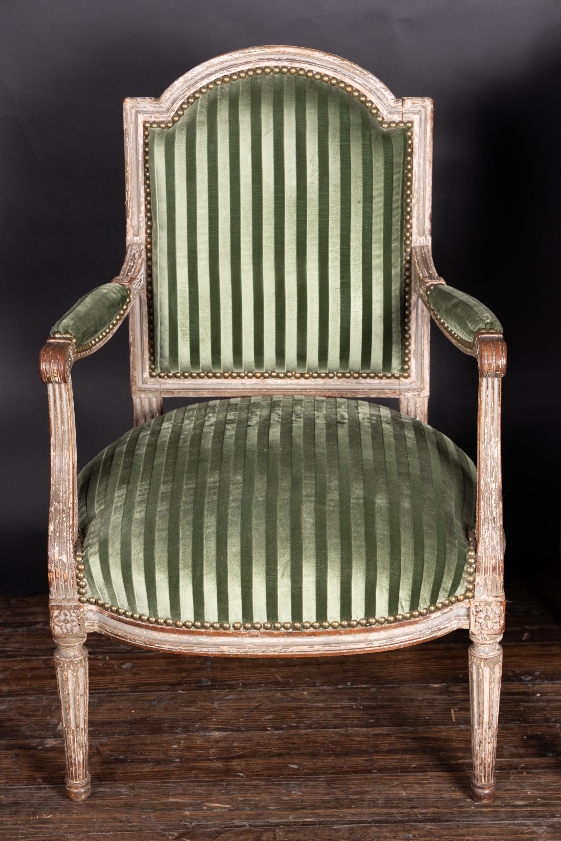 Paire de fauteuils Fauteuil Louis XVI du début du 19ème siècle, tapissés en vente 3
