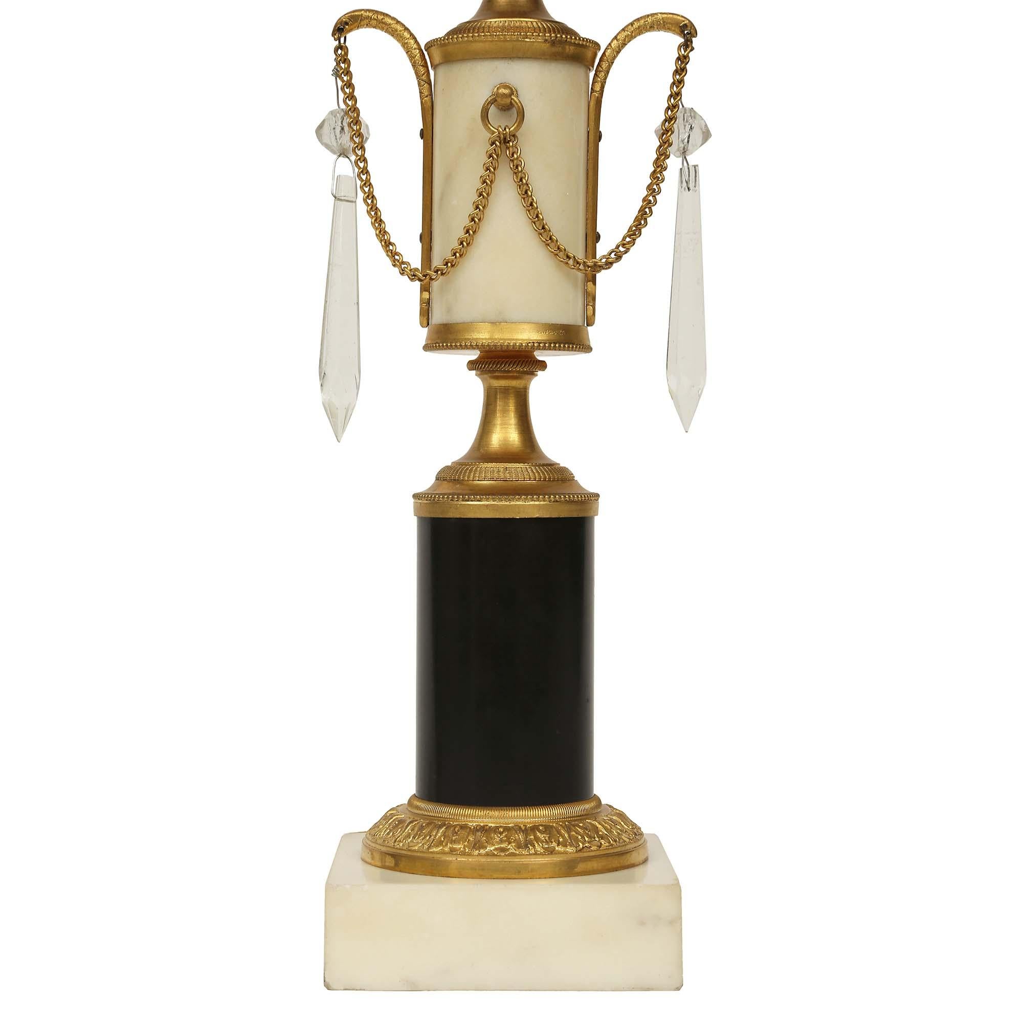 Pareja de candelabros franceses de principios del siglo XIX en estilo Luis XVI Ormolú en venta