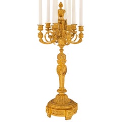 Coppia di candelabri francesi dell'inizio del XIX secolo in stile Luigi XVI in ormolu