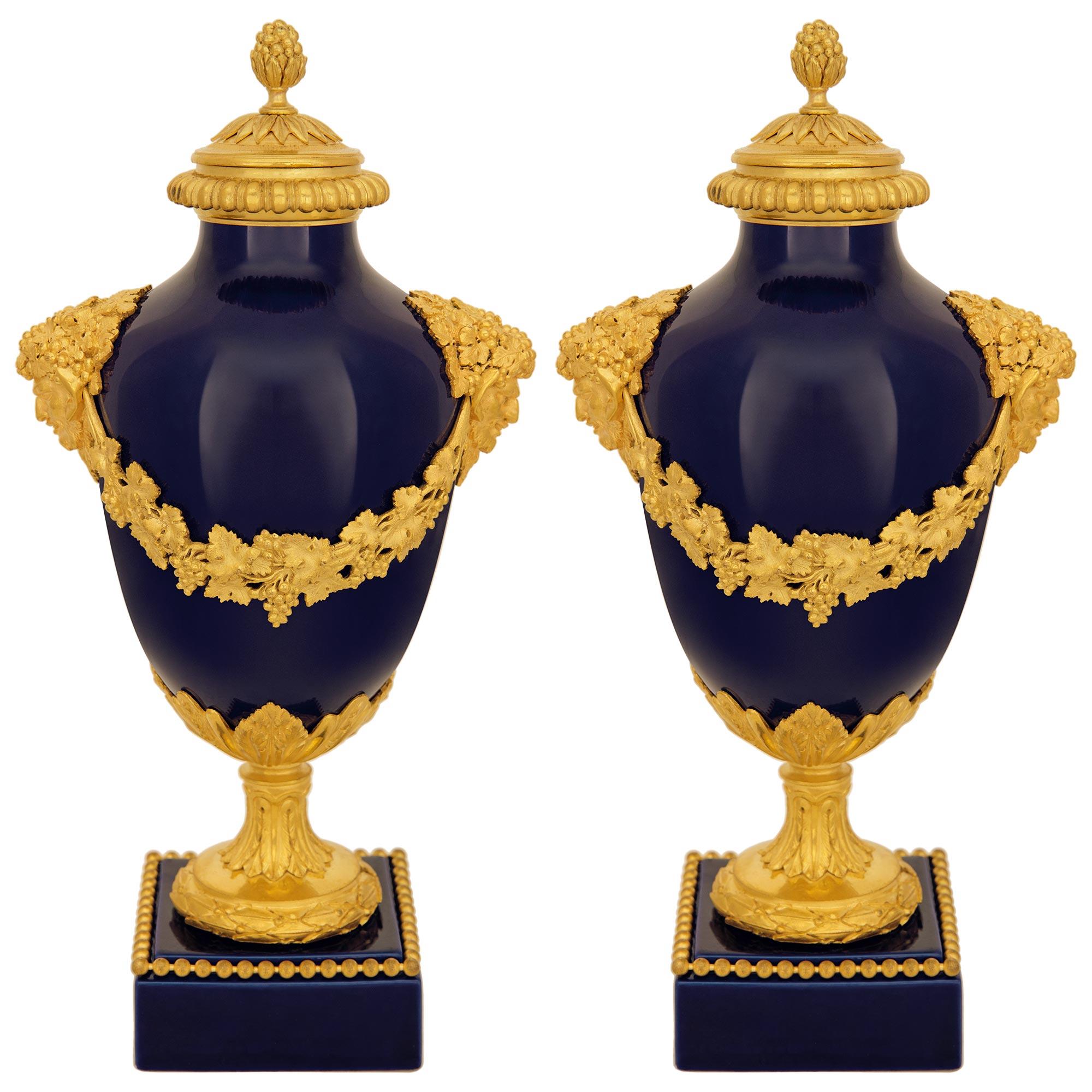 Pareja de urnas francesas de porcelana y ormolu de Sèvres de principios del siglo XIX, estilo Luis XVI en venta