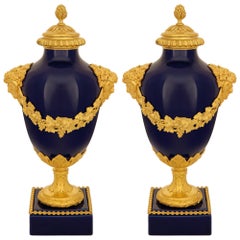 Pareja de urnas francesas de porcelana y ormolu de Sèvres de principios del siglo XIX, estilo Luis XVI