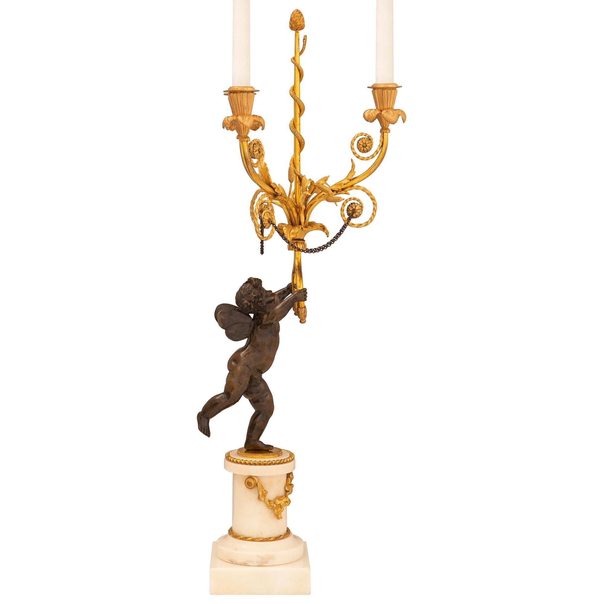 Français Paire de candélabres français de style Louis XVI du début du XIXe siècle en vente