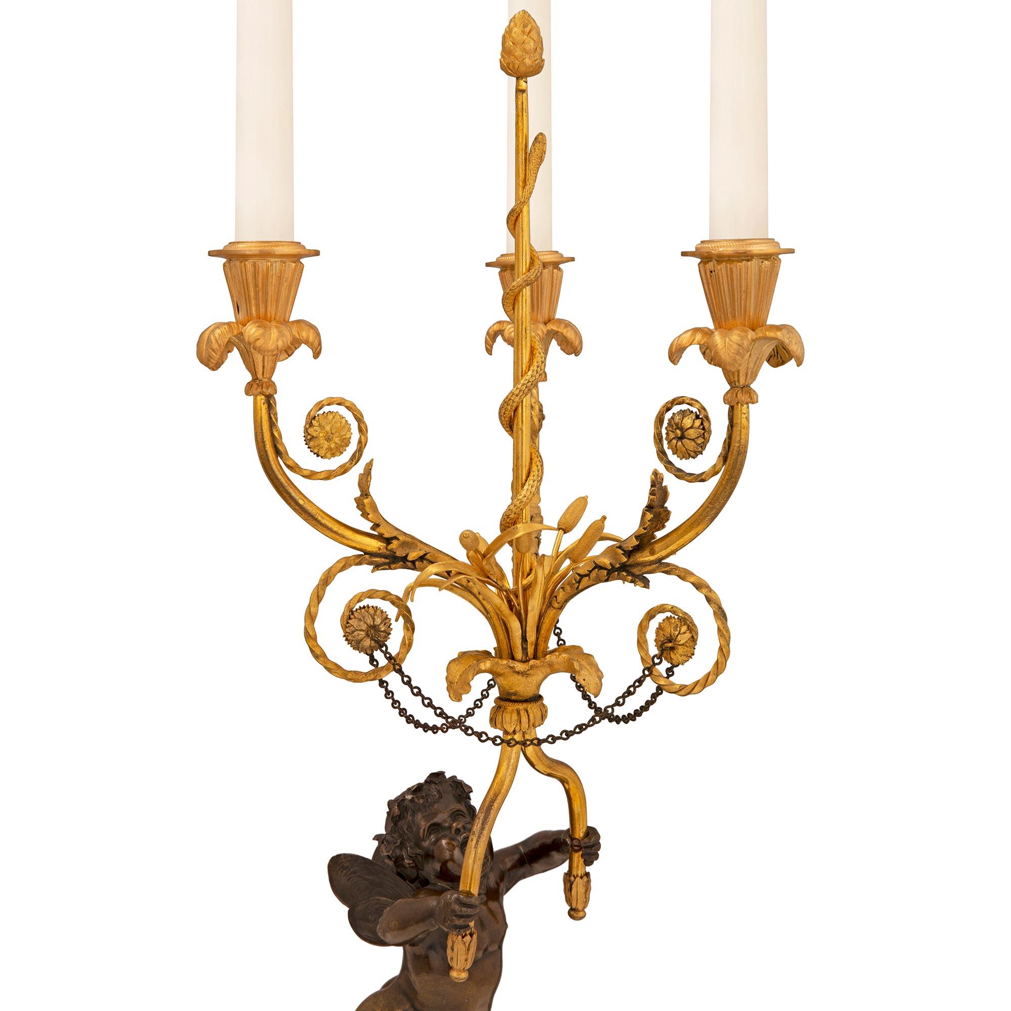 Bronze doré Paire de candélabres français de style Louis XVI du début du XIXe siècle en vente