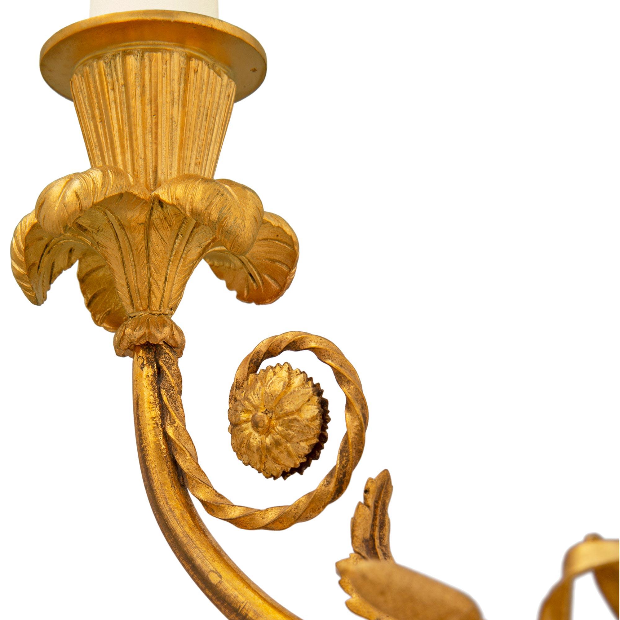 Paar französische Kandelaber im Louis-XVI-Stil des frühen 19. Jahrhunderts (Goldbronze) im Angebot