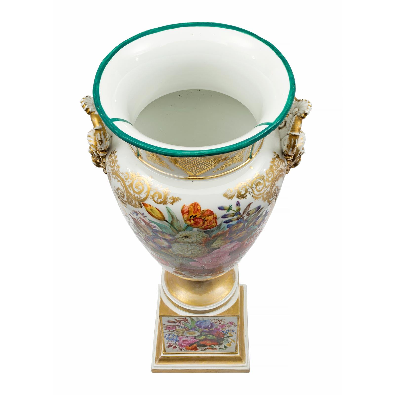 Paire de vases en porcelaine de Sèvres de style Louis XVI du début du XIXe siècle, signés Jacob Petit. La paire est surélevée par une base en bloc carré avec une plinthe mouchetée et une garniture dorée. L'avant et l'arrière de la base sont