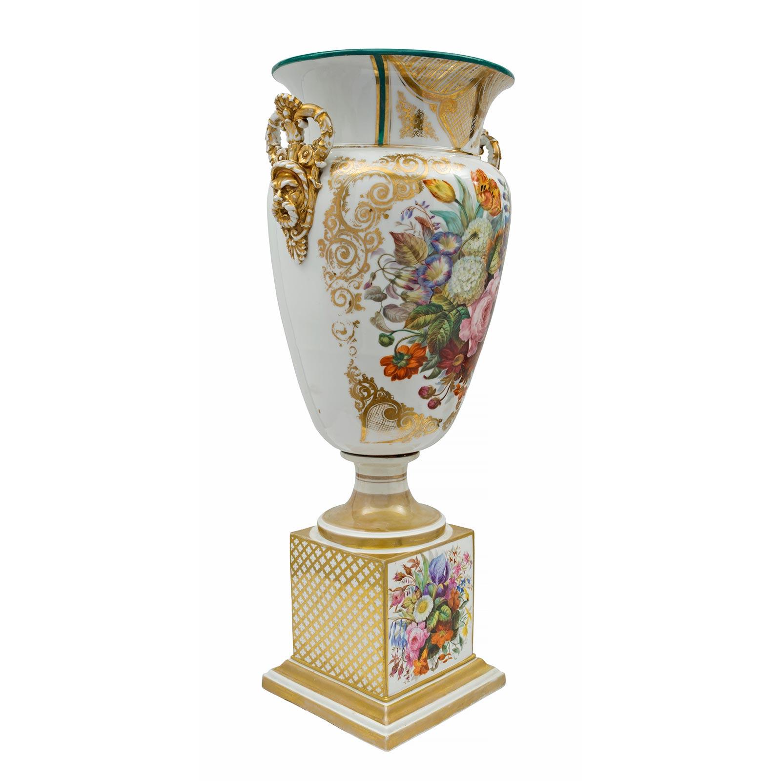 Louis XIV Paire de vases en porcelaine de Sèvres de style Louis XVI du début du XIXe siècle français en vente