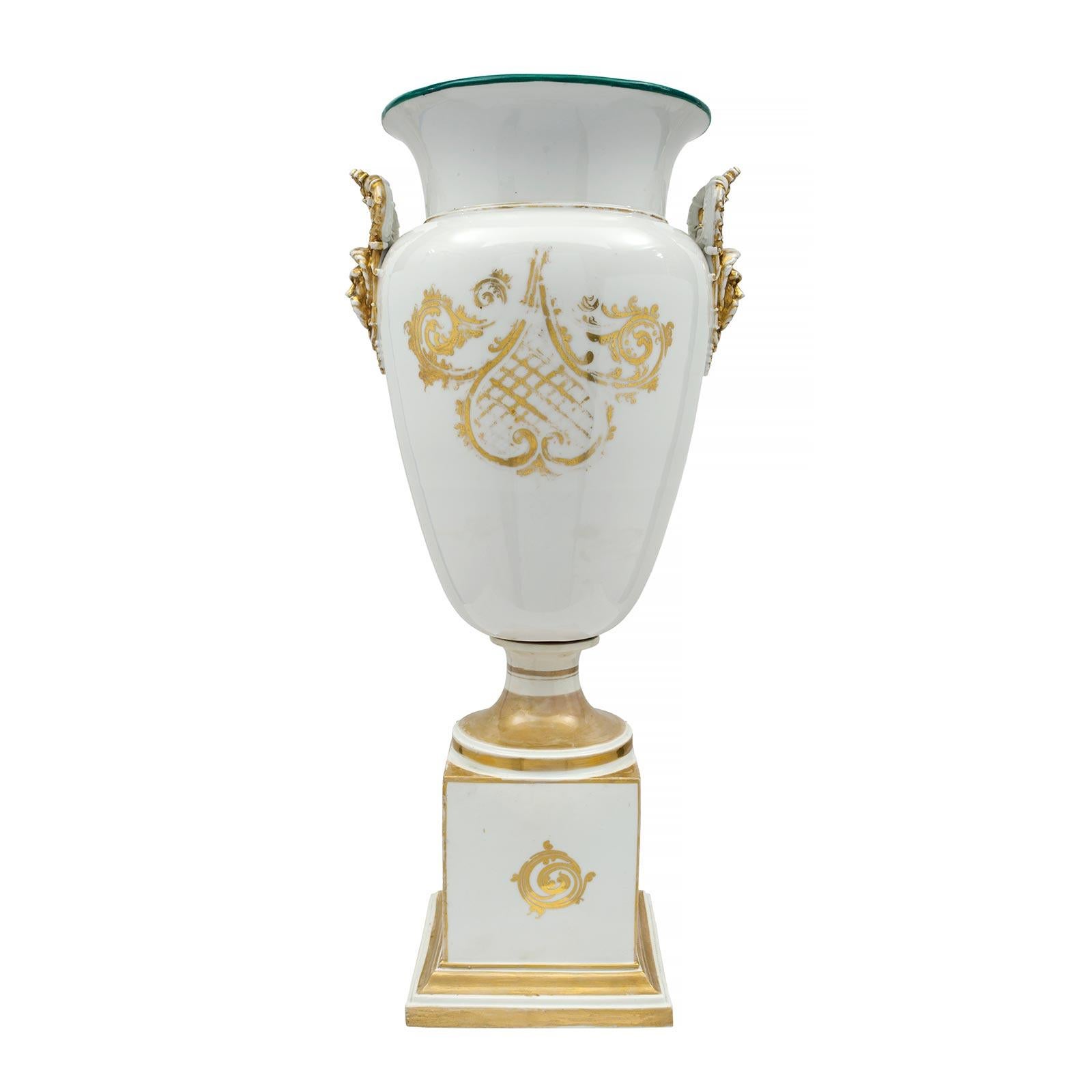 Français Paire de vases en porcelaine de Sèvres de style Louis XVI du début du XIXe siècle français en vente