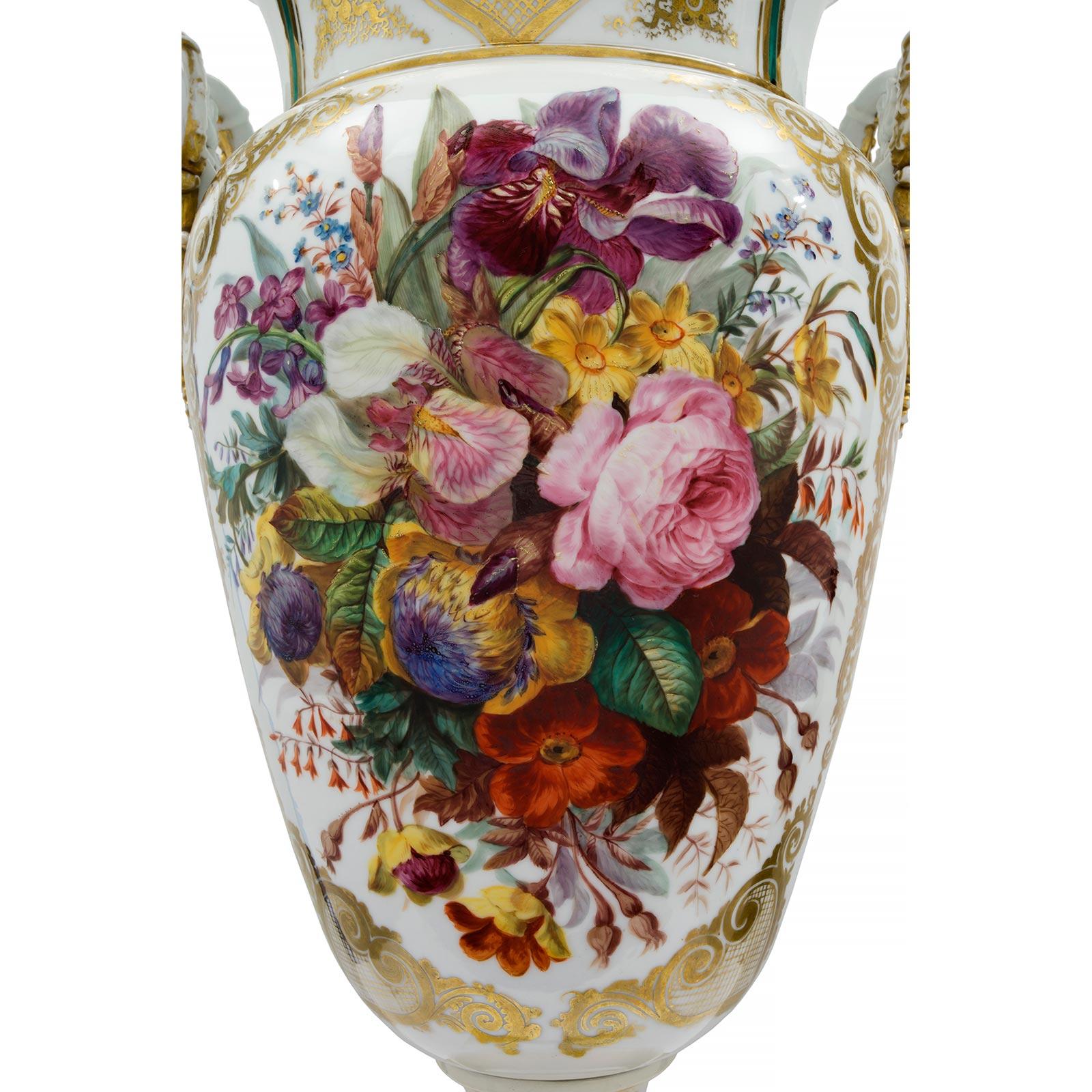 Porcelaine Paire de vases en porcelaine de Sèvres de style Louis XVI du début du XIXe siècle français en vente