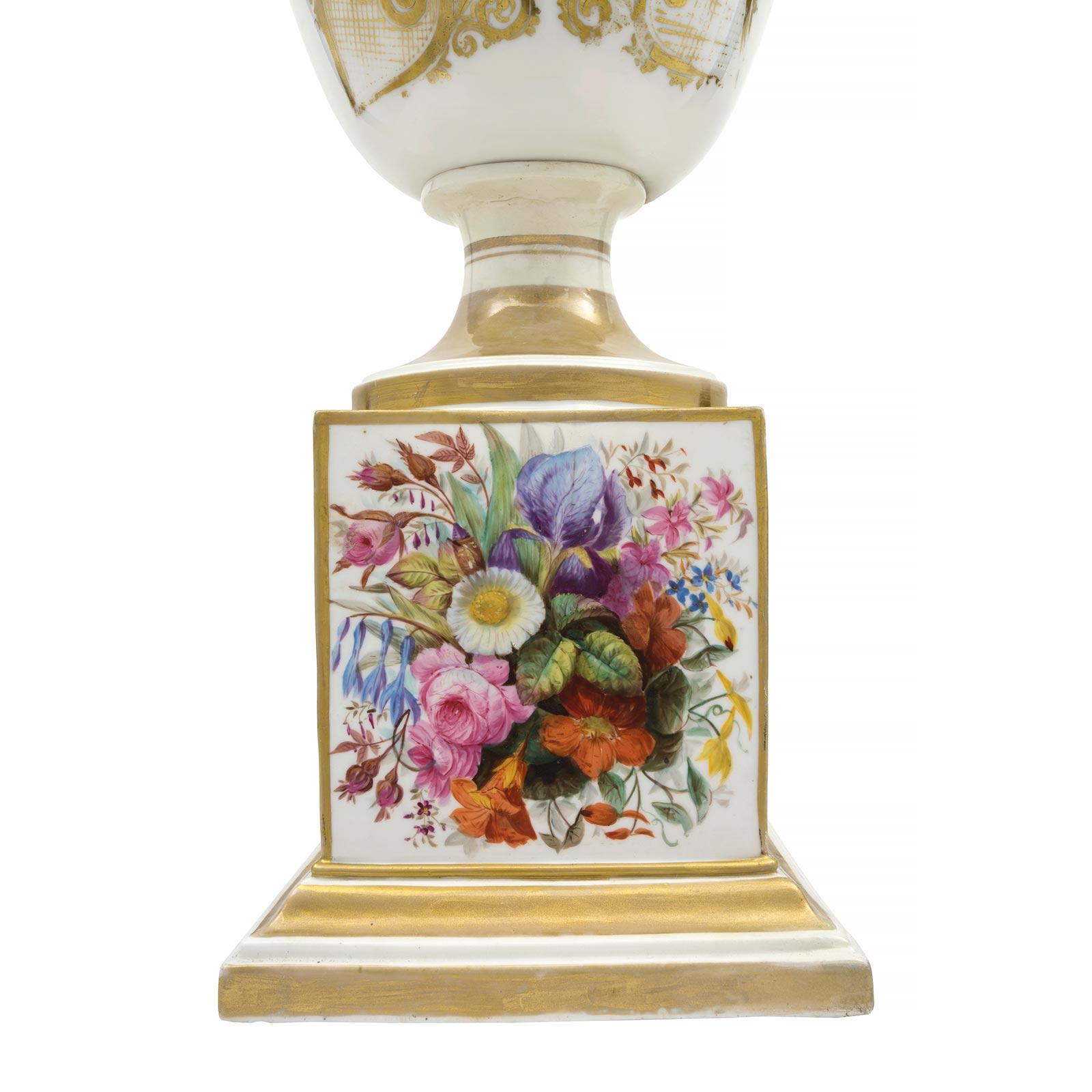Paire de vases en porcelaine de Sèvres de style Louis XVI du début du XIXe siècle français en vente 2