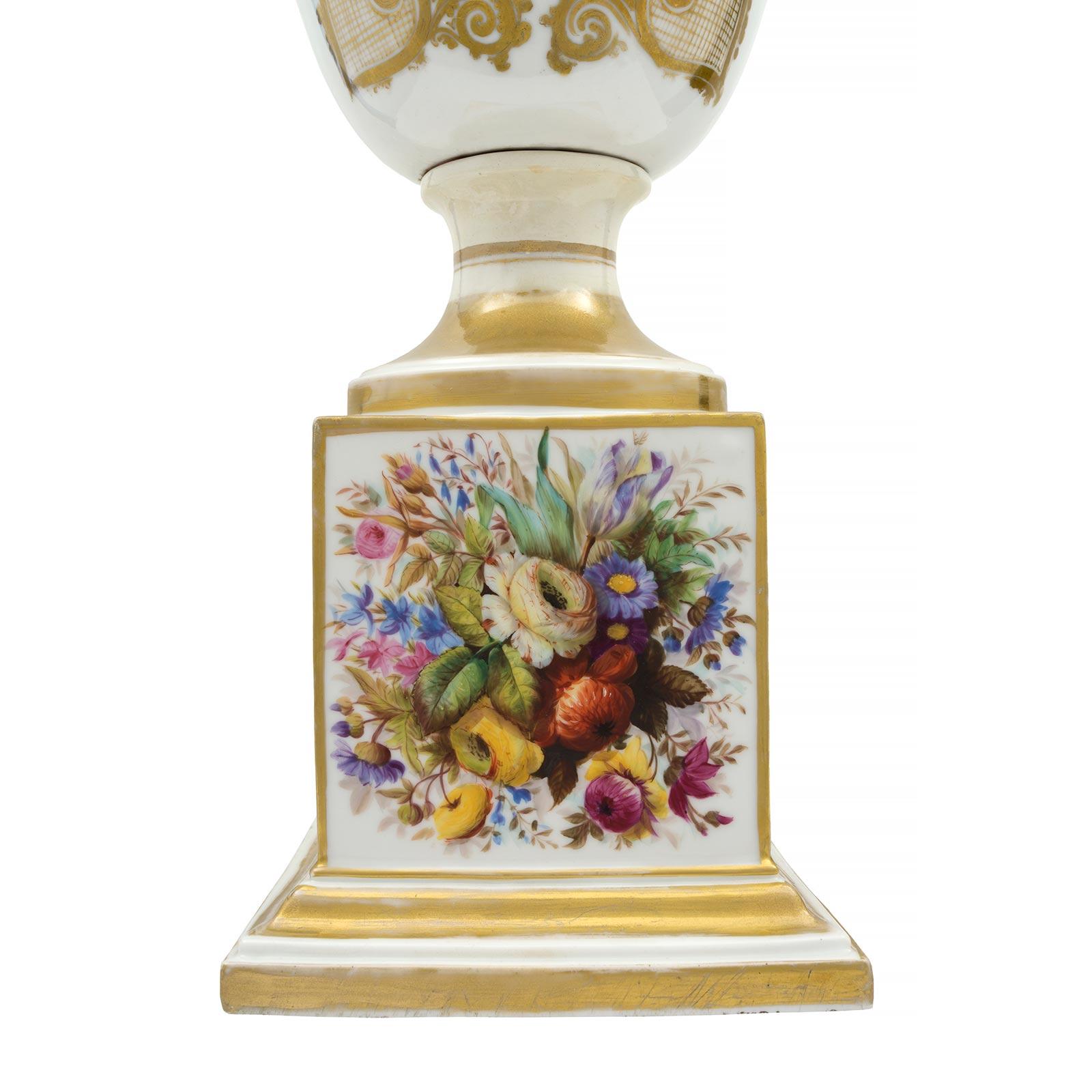 Paire de vases en porcelaine de Sèvres de style Louis XVI du début du XIXe siècle français en vente 3