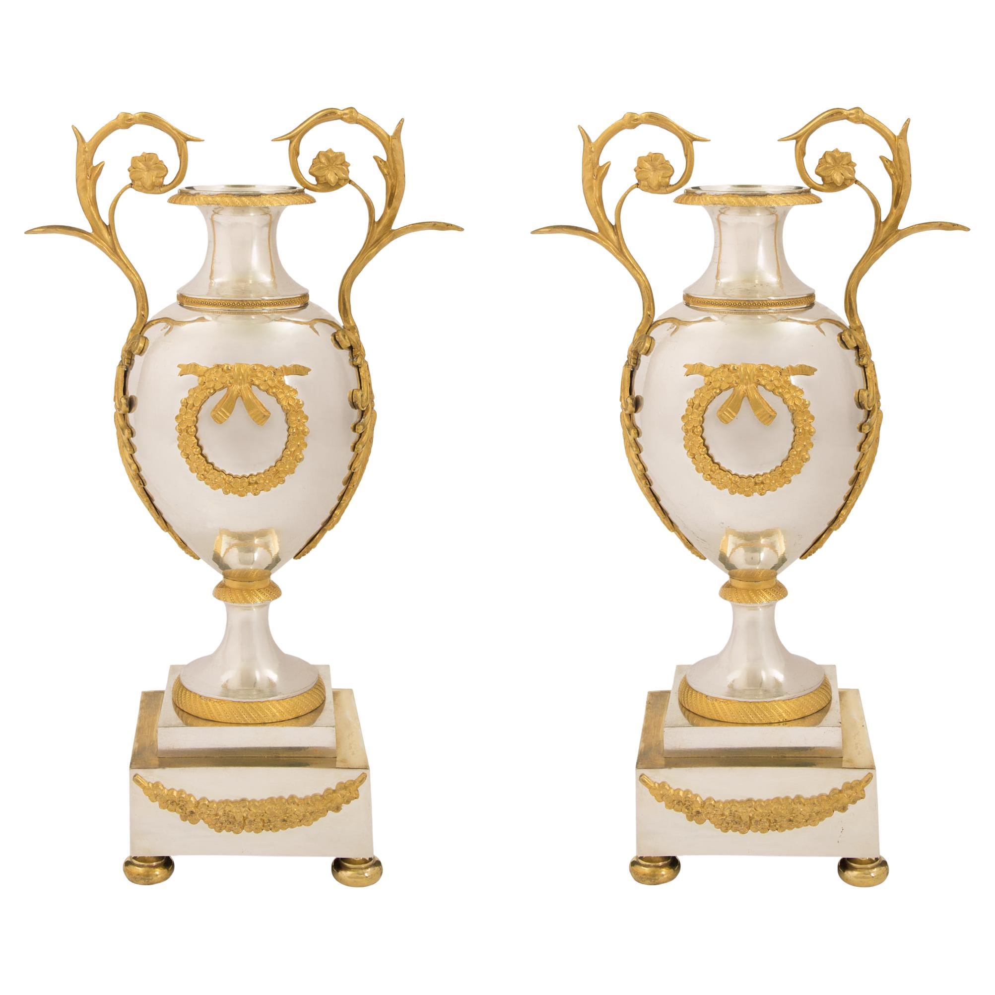 Paire d'urnes de style néoclassique françaises du début du XIXe siècle en bronze et bronze doré