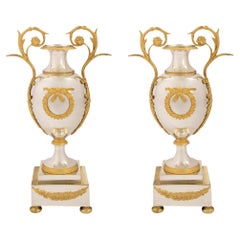 Paire d'urnes de style néoclassique françaises du début du XIXe siècle en bronze et bronze doré