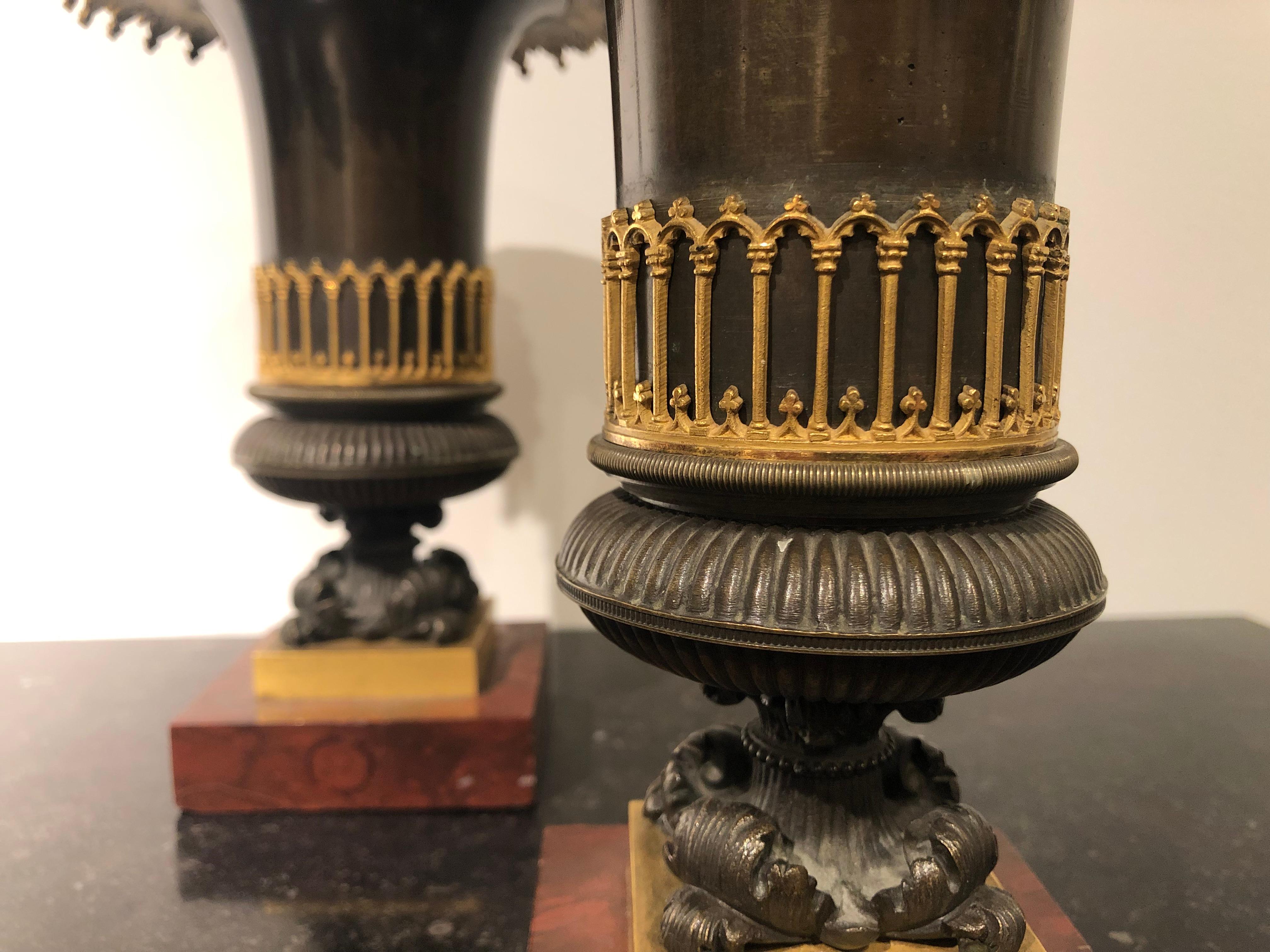 Attraktives Paar französischer Urnen aus der Gotik des 19. Jahrhunderts aus vergoldeter, patinierter Bronze und Marmor. Fein ziseliert und in authentischem Zustand.
