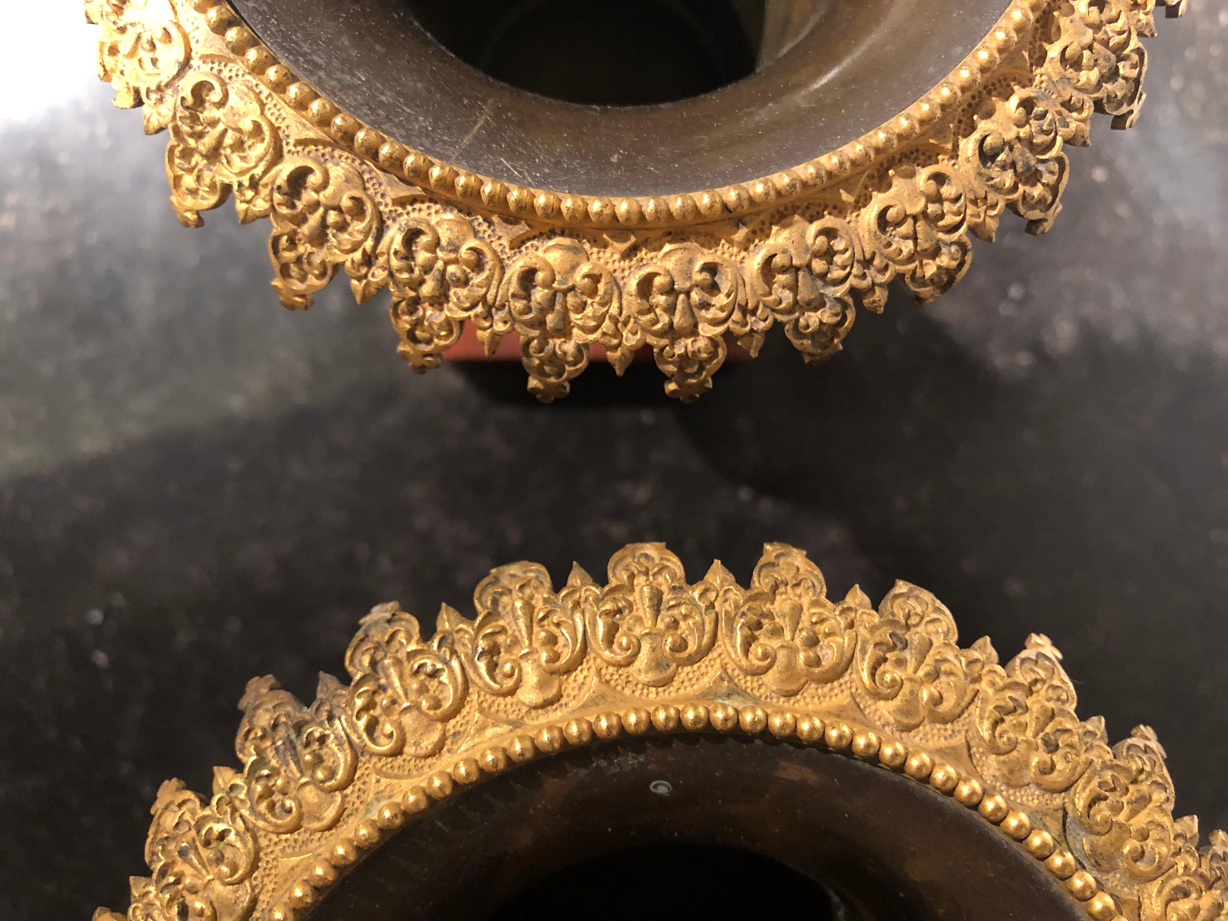 Restaurazione Coppia di vasi in bronzo di inizio Ottocento in stile restauro gotico-rinascimentale in vendita