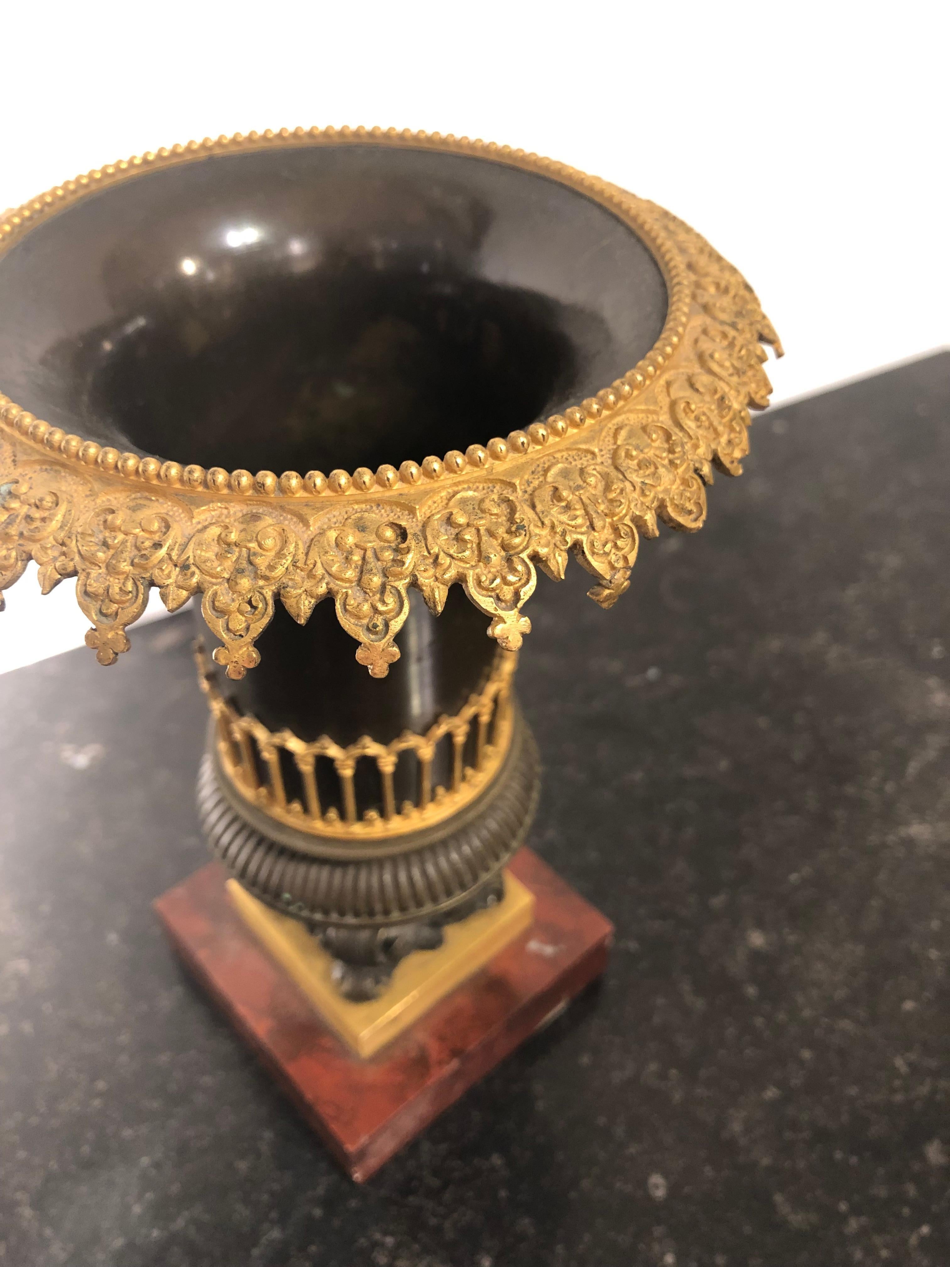 Francese Coppia di vasi in bronzo di inizio Ottocento in stile restauro gotico-rinascimentale in vendita