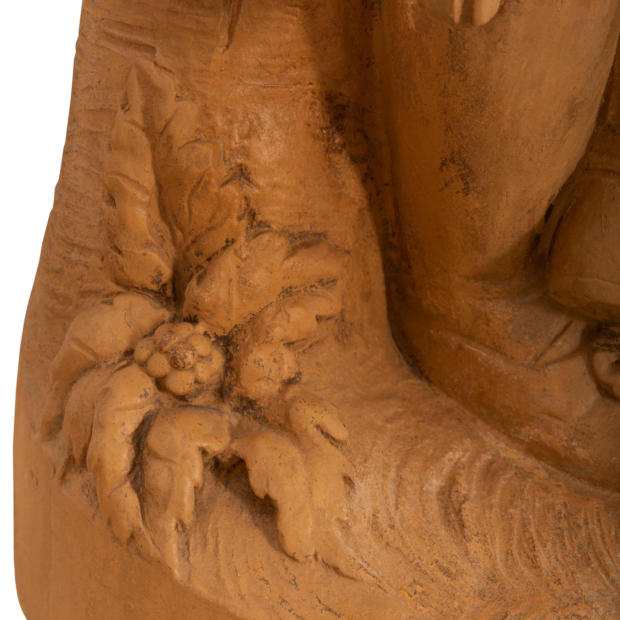 coppia di statue in terracotta francesi dell'inizio del XIX secolo, circa 1820 in vendita 5