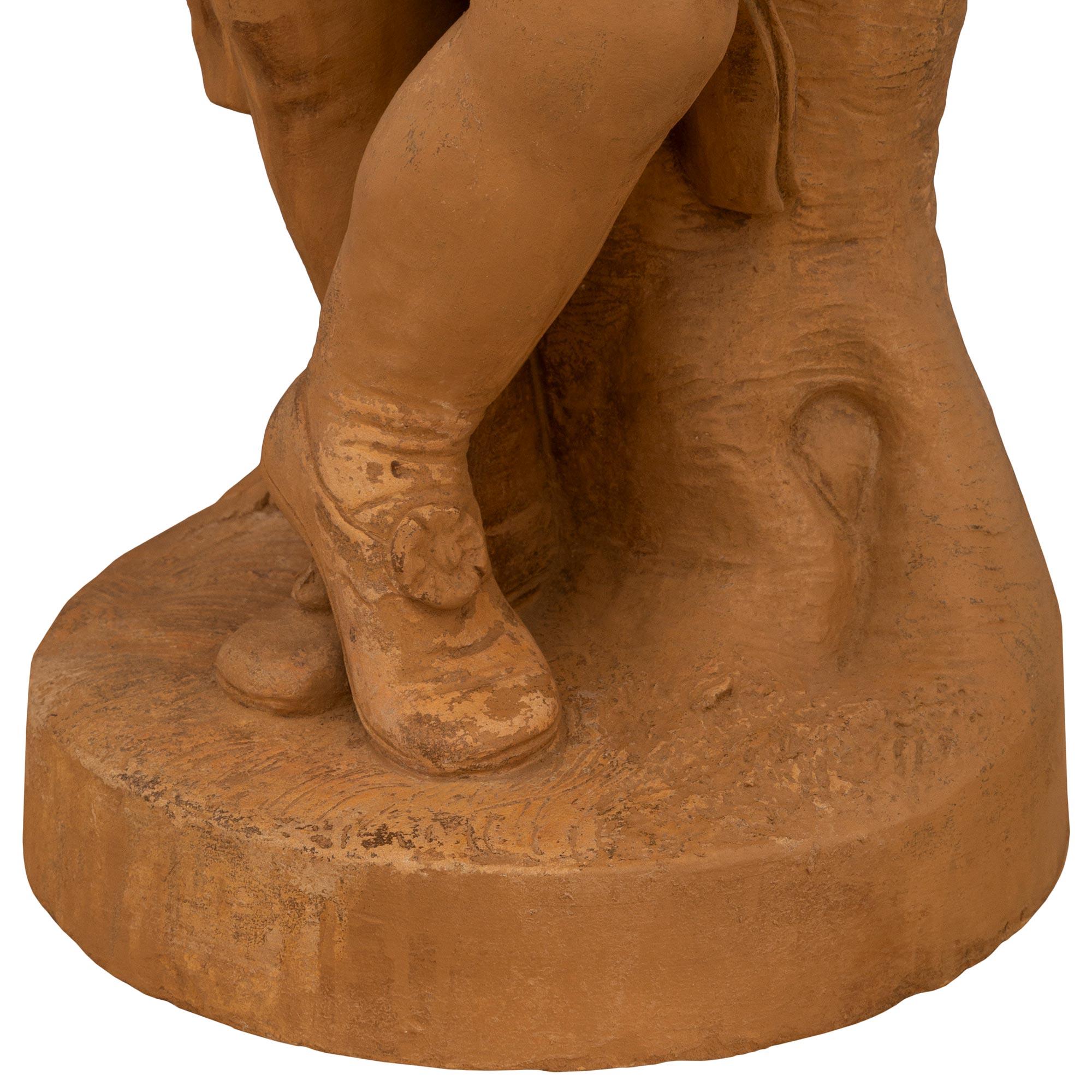 coppia di statue in terracotta francesi dell'inizio del XIX secolo, circa 1820 in vendita 6