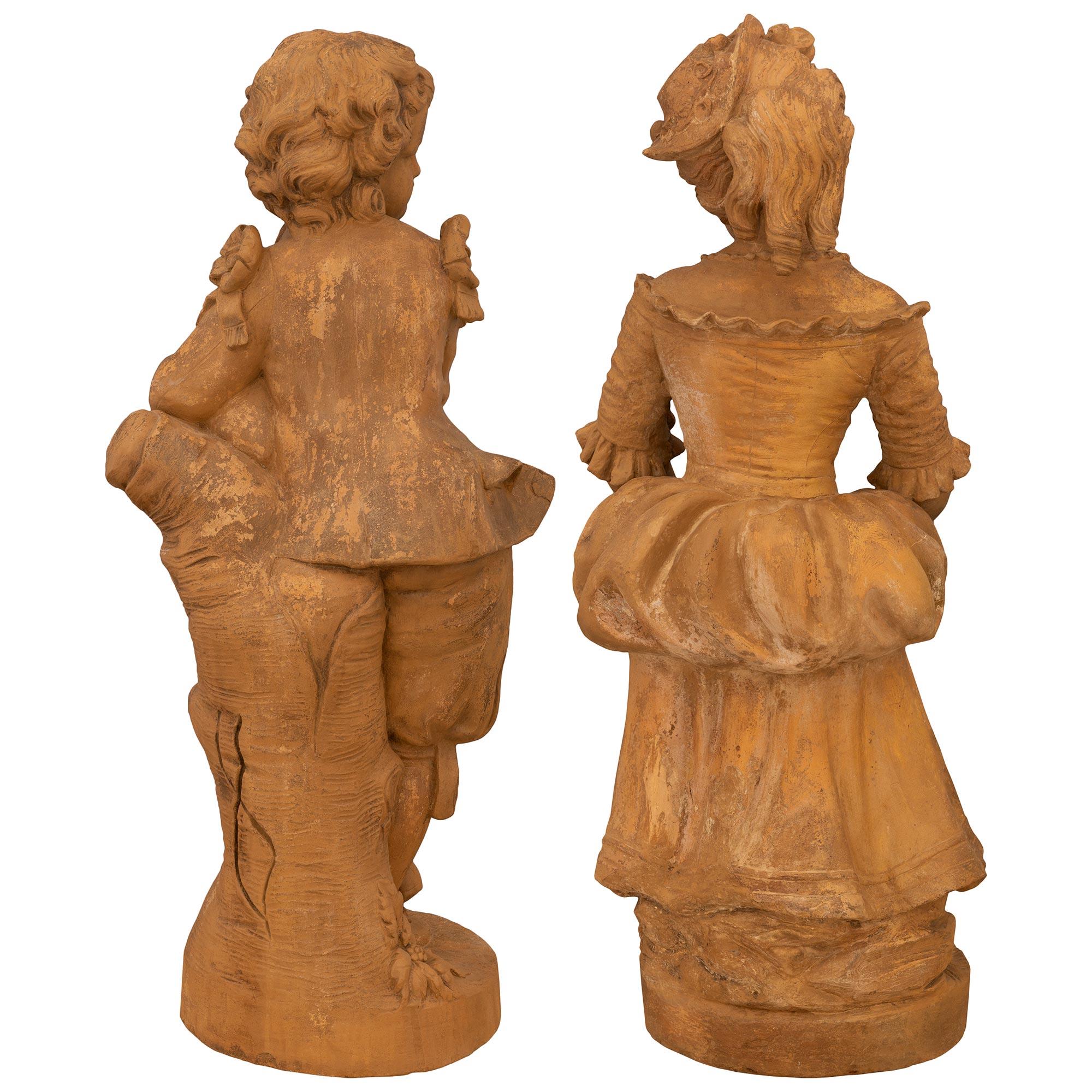 coppia di statue in terracotta francesi dell'inizio del XIX secolo, circa 1820 in vendita 7
