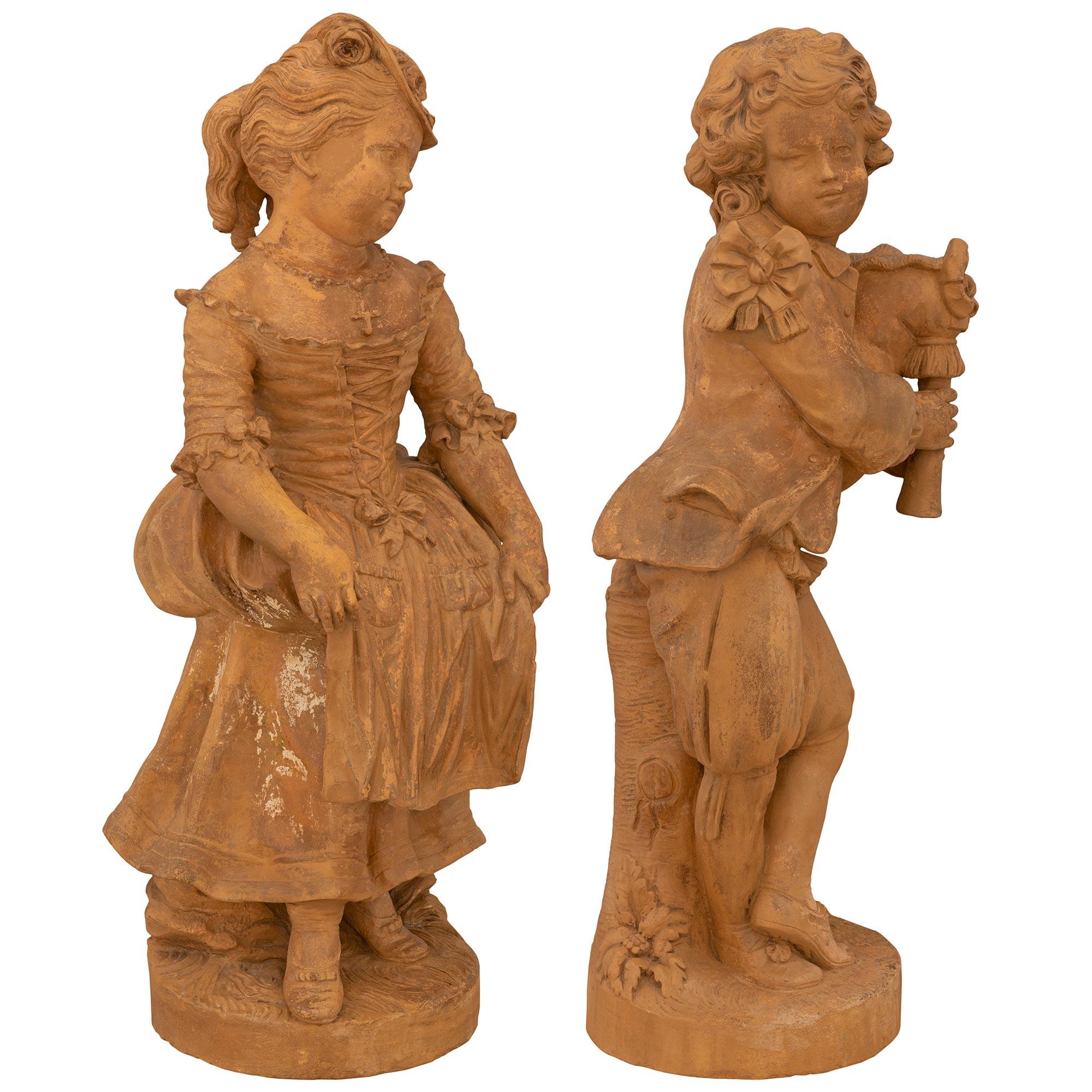 Francese coppia di statue in terracotta francesi dell'inizio del XIX secolo, circa 1820 in vendita