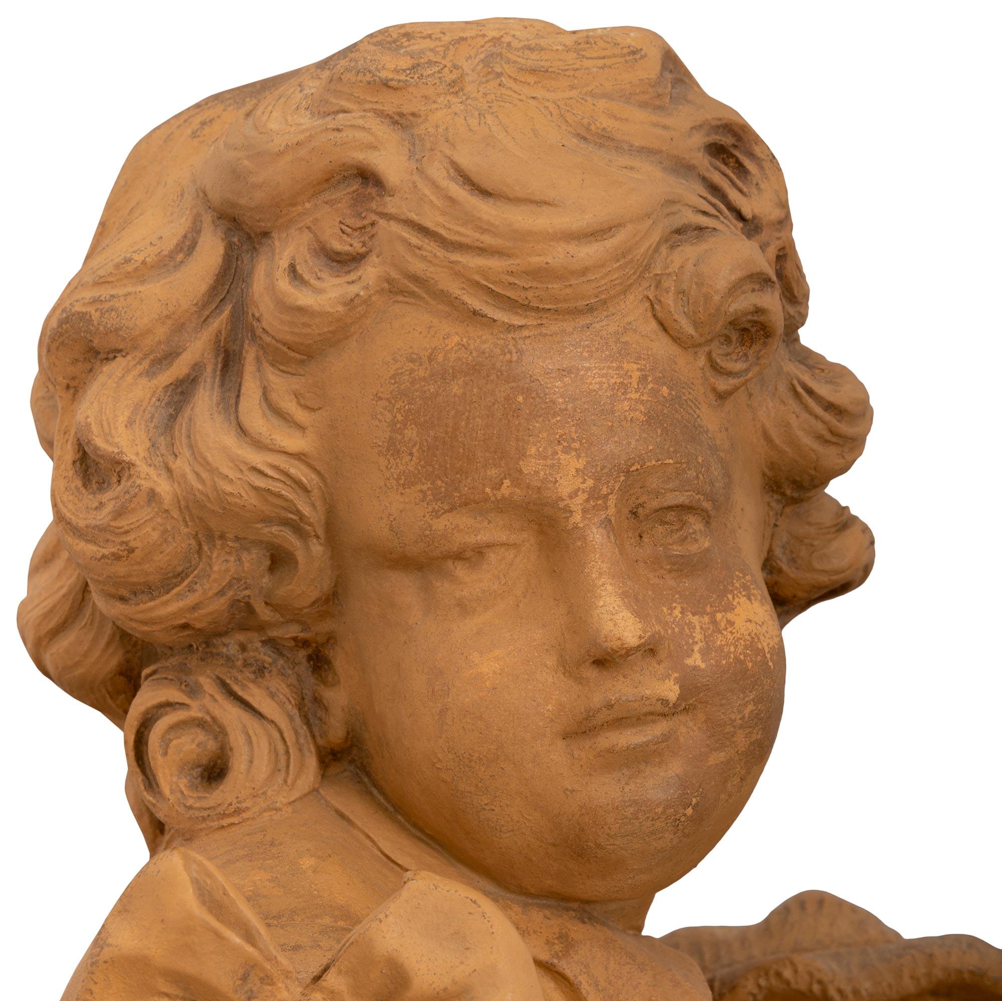 coppia di statue in terracotta francesi dell'inizio del XIX secolo, circa 1820 In condizioni buone in vendita a West Palm Beach, FL