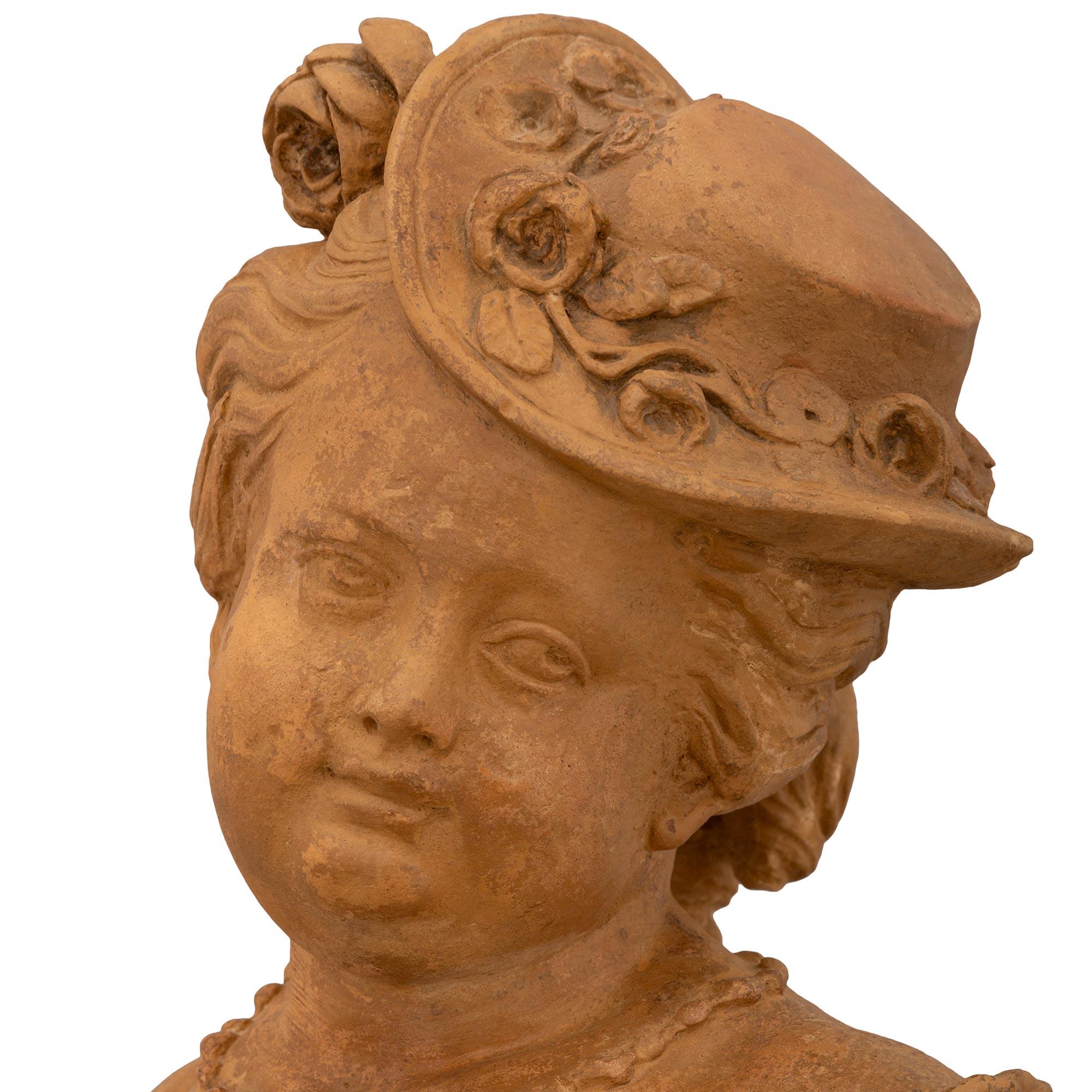 Terracotta coppia di statue in terracotta francesi dell'inizio del XIX secolo, circa 1820 in vendita