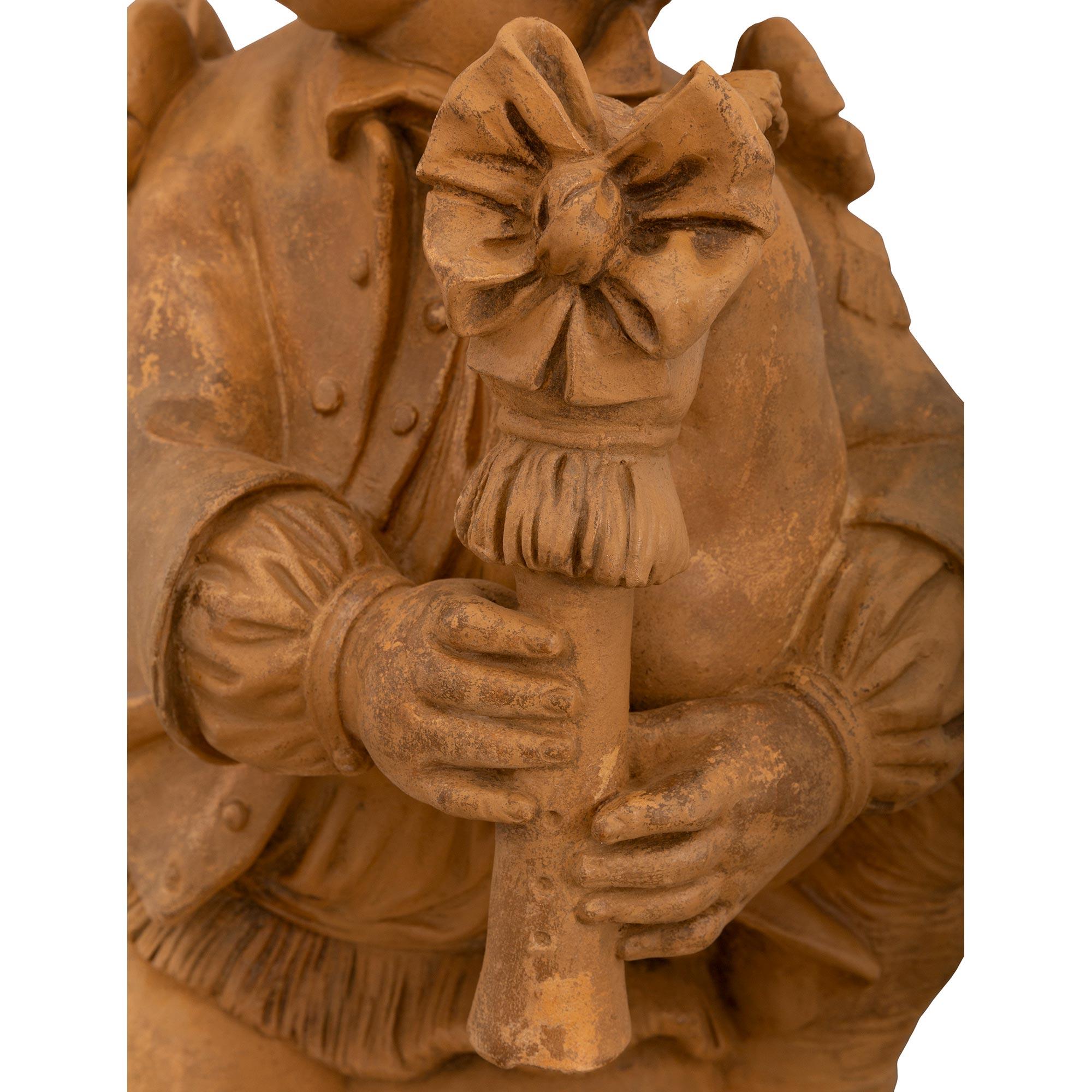 coppia di statue in terracotta francesi dell'inizio del XIX secolo, circa 1820 in vendita 1