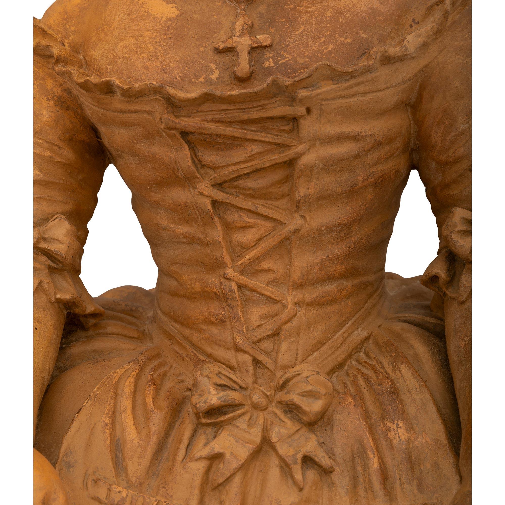 coppia di statue in terracotta francesi dell'inizio del XIX secolo, circa 1820 in vendita 2