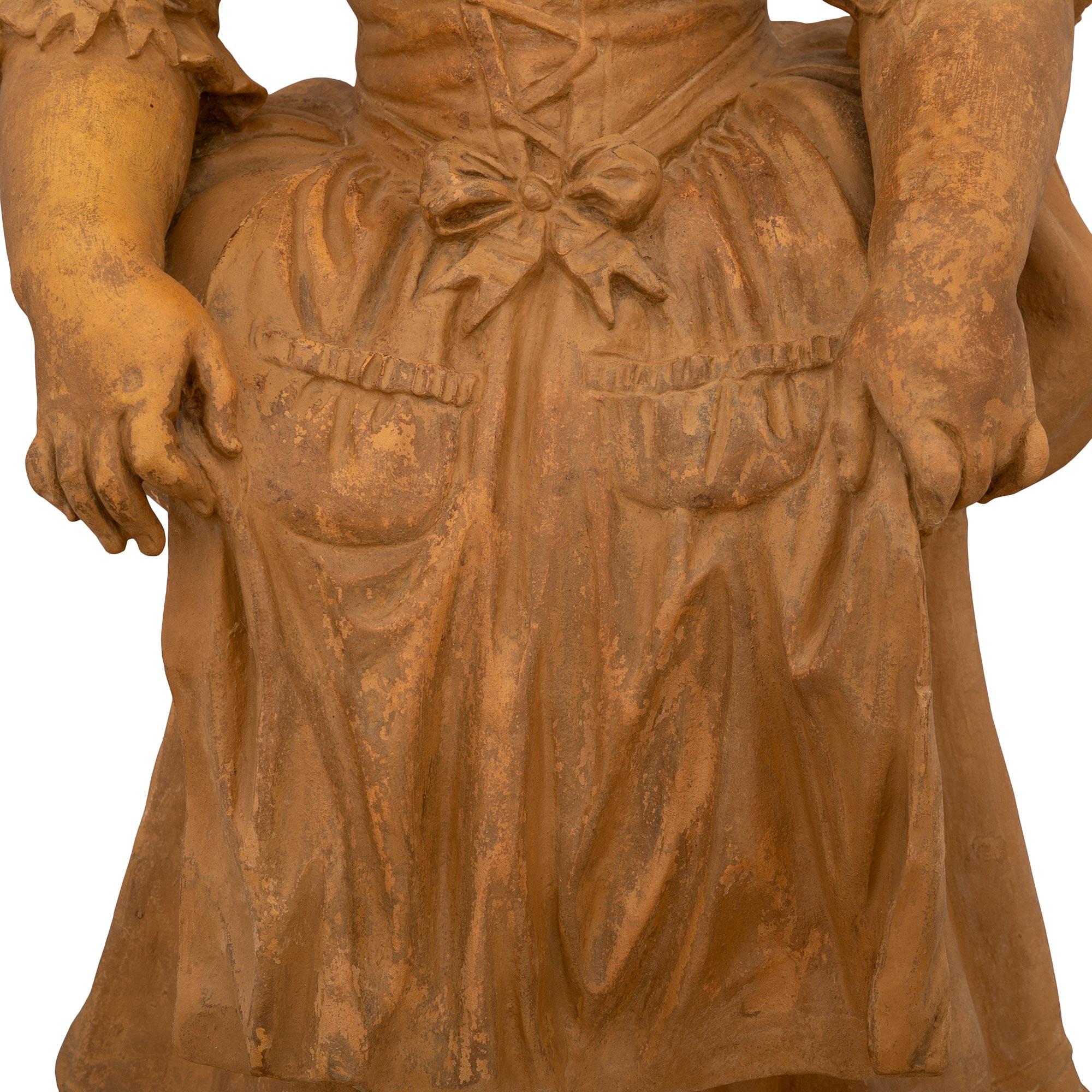 coppia di statue in terracotta francesi dell'inizio del XIX secolo, circa 1820 in vendita 3