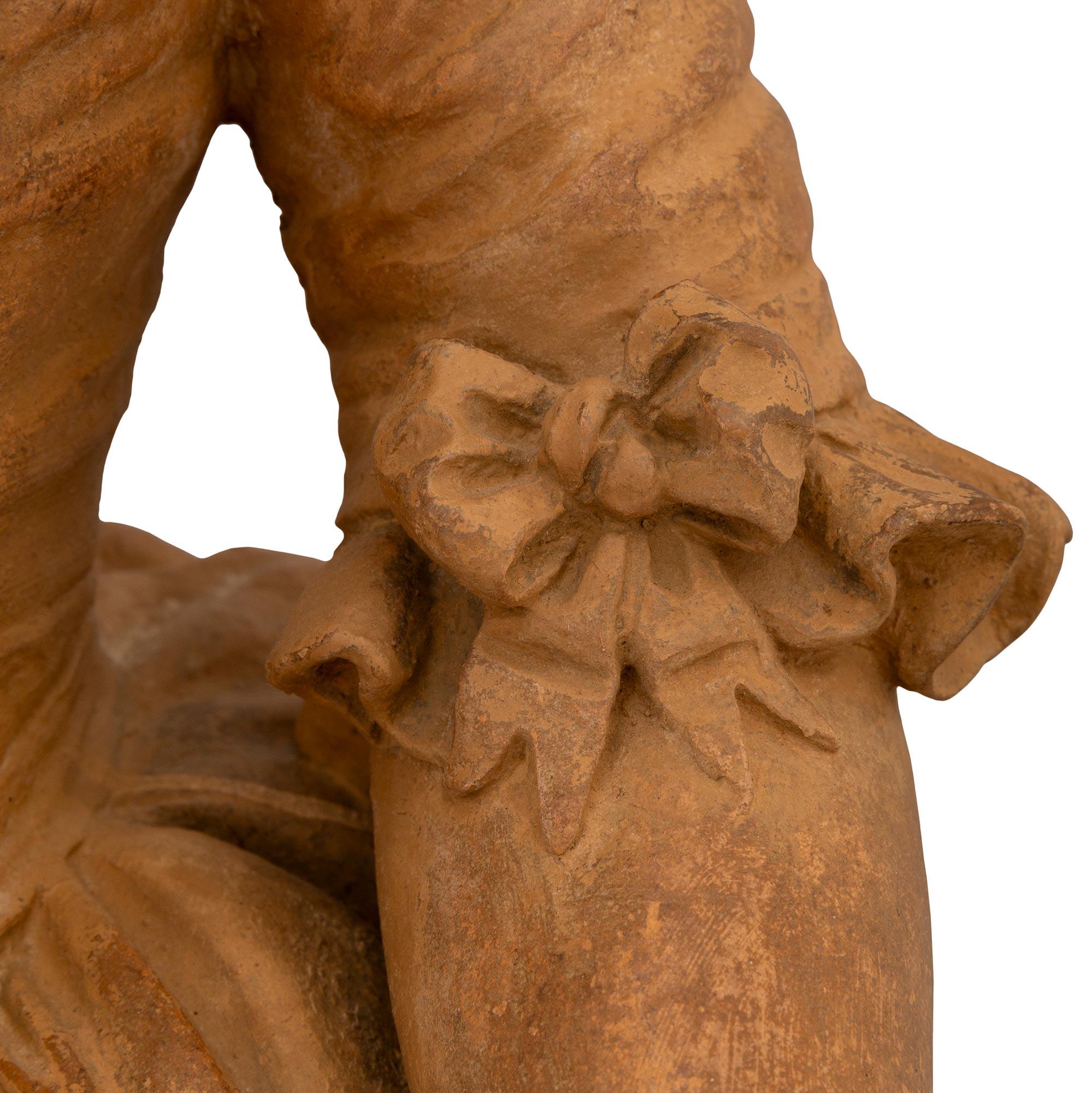 coppia di statue in terracotta francesi dell'inizio del XIX secolo, circa 1820 in vendita 4