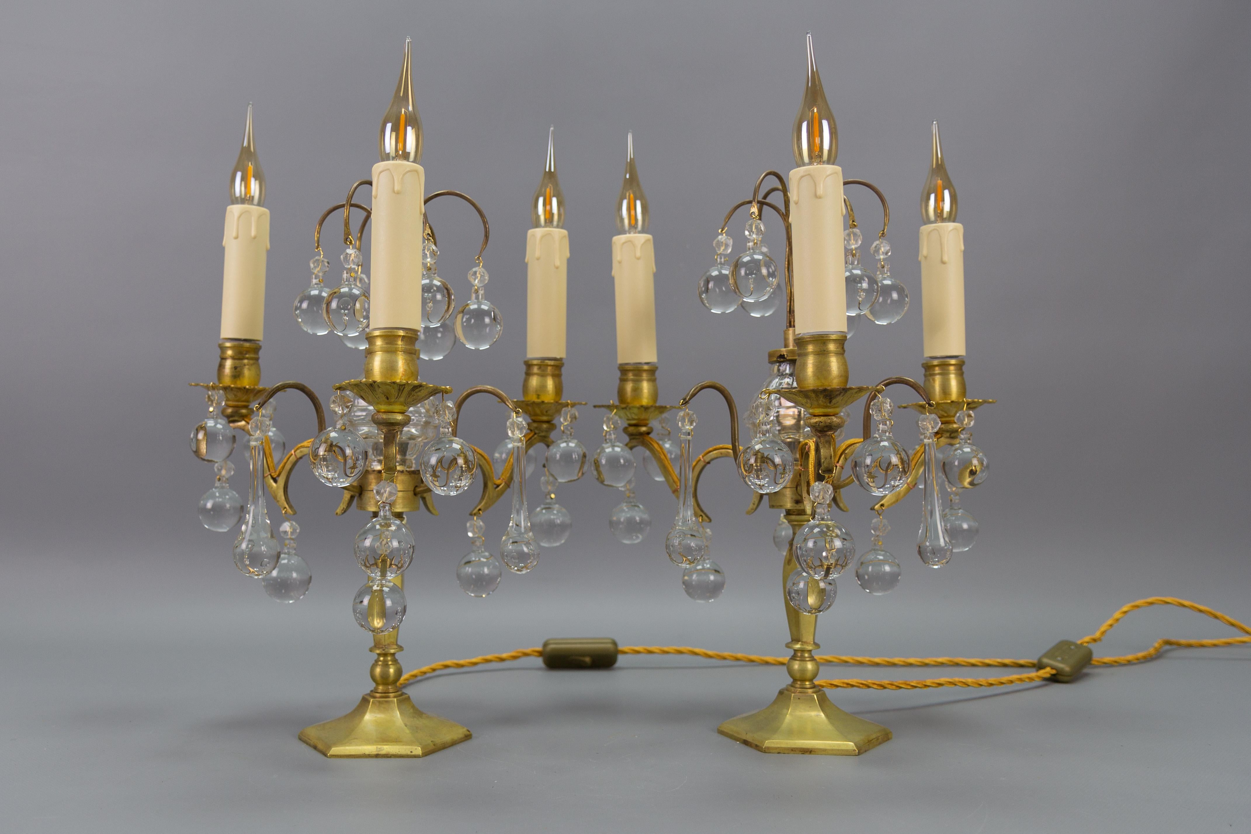 Louis XV Paire de lampes de table Girandoles en laiton et cristal du début du 20e siècle en vente
