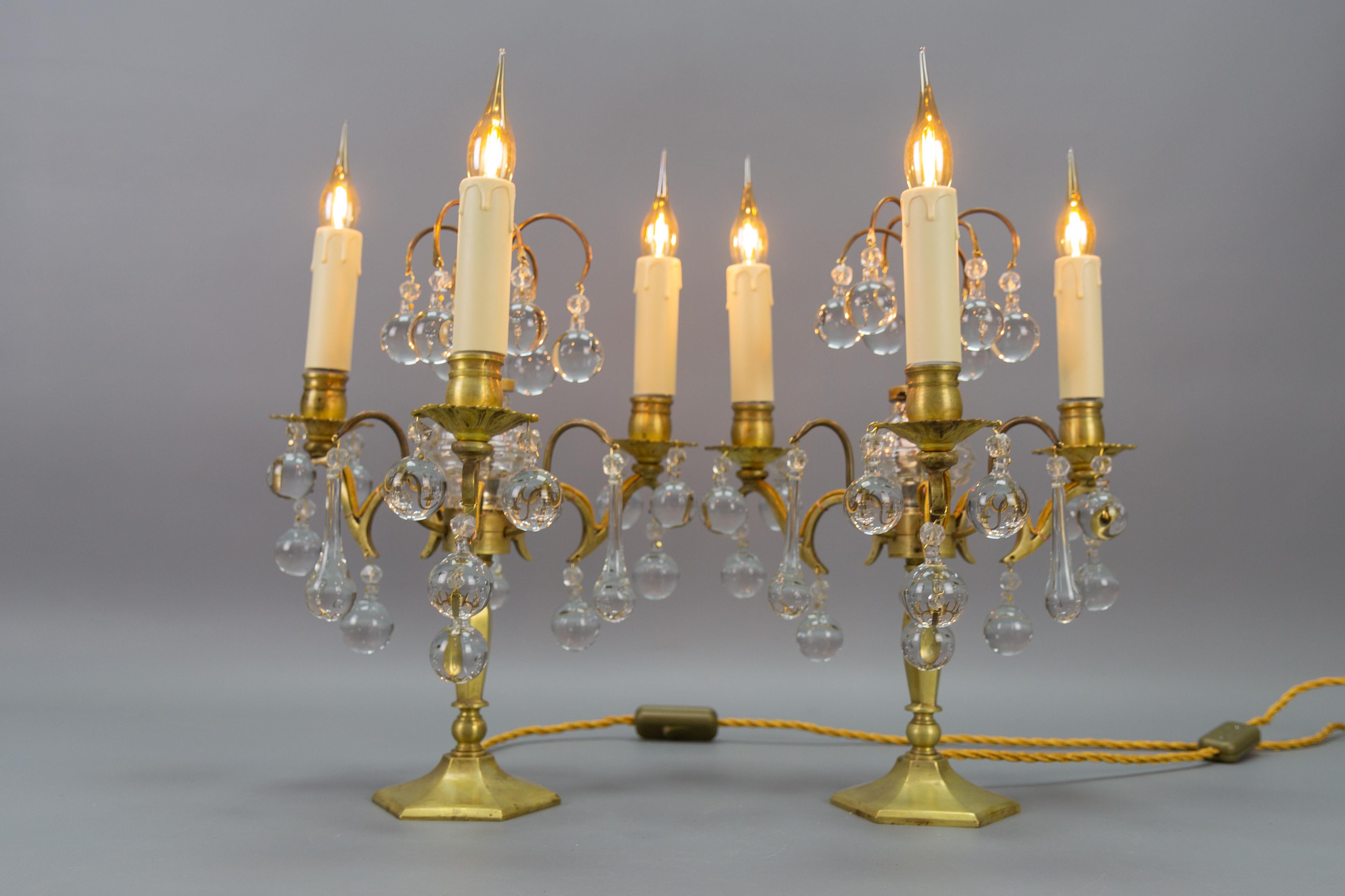 20ième siècle Paire de lampes de table Girandoles en laiton et cristal du début du 20e siècle en vente