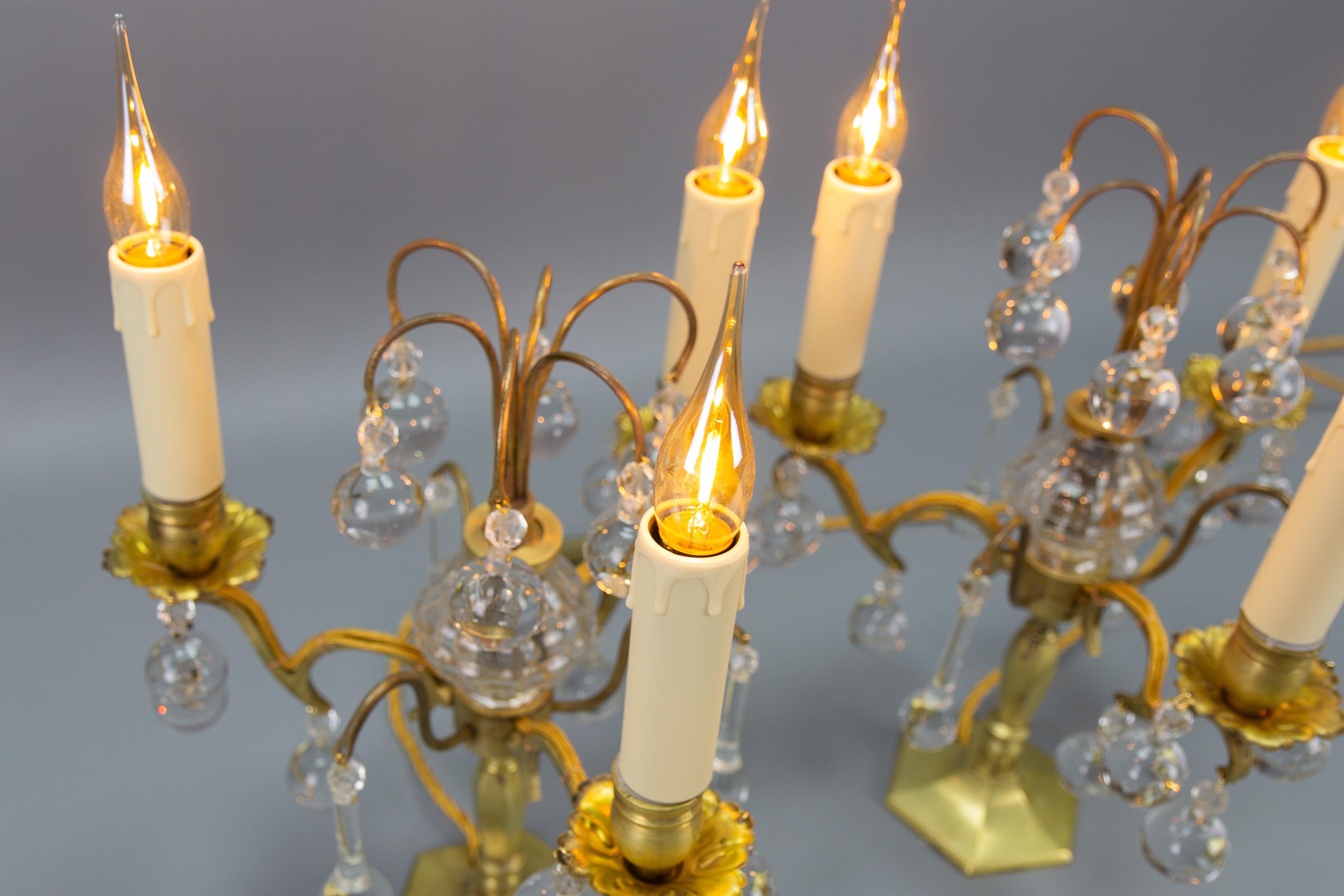 Paire de lampes de table Girandoles en laiton et cristal du début du 20e siècle en vente 2