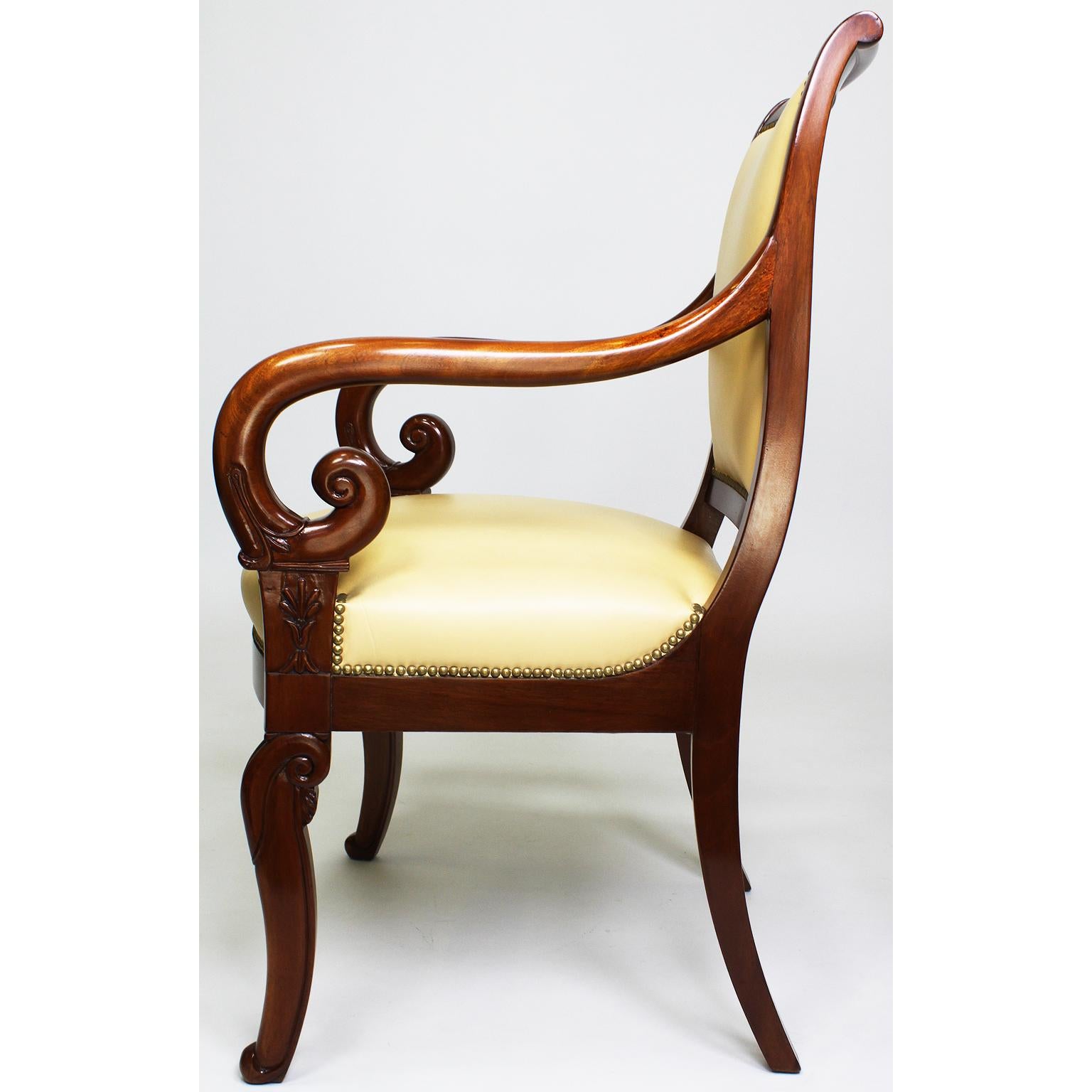 Paar französische geschnitzte Mahagoni-Sessel im Regency-Stil des frühen 20. Jahrhunderts im Angebot 1