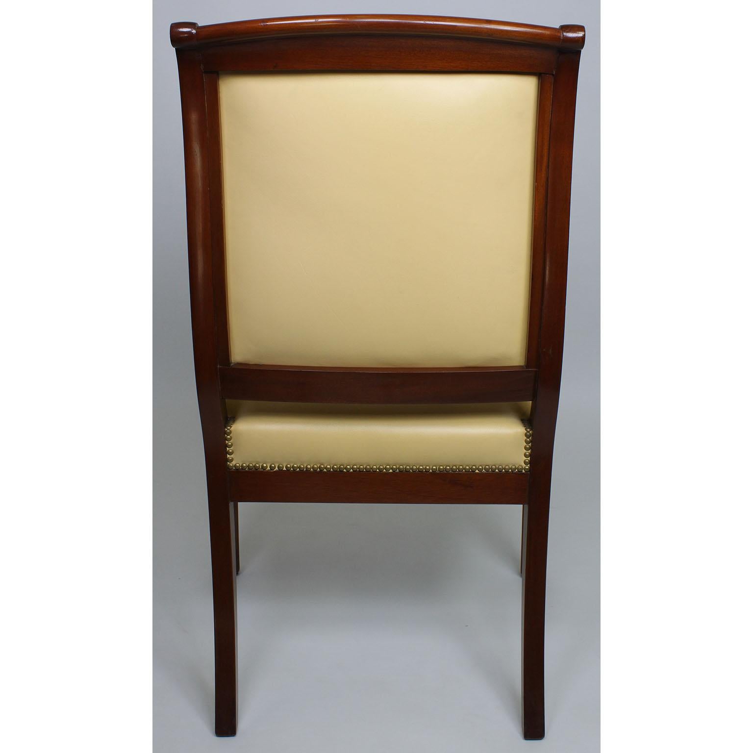 Synthétique Paire de fauteuils français de style Régence en acajou sculpté du début du XXe siècle en vente