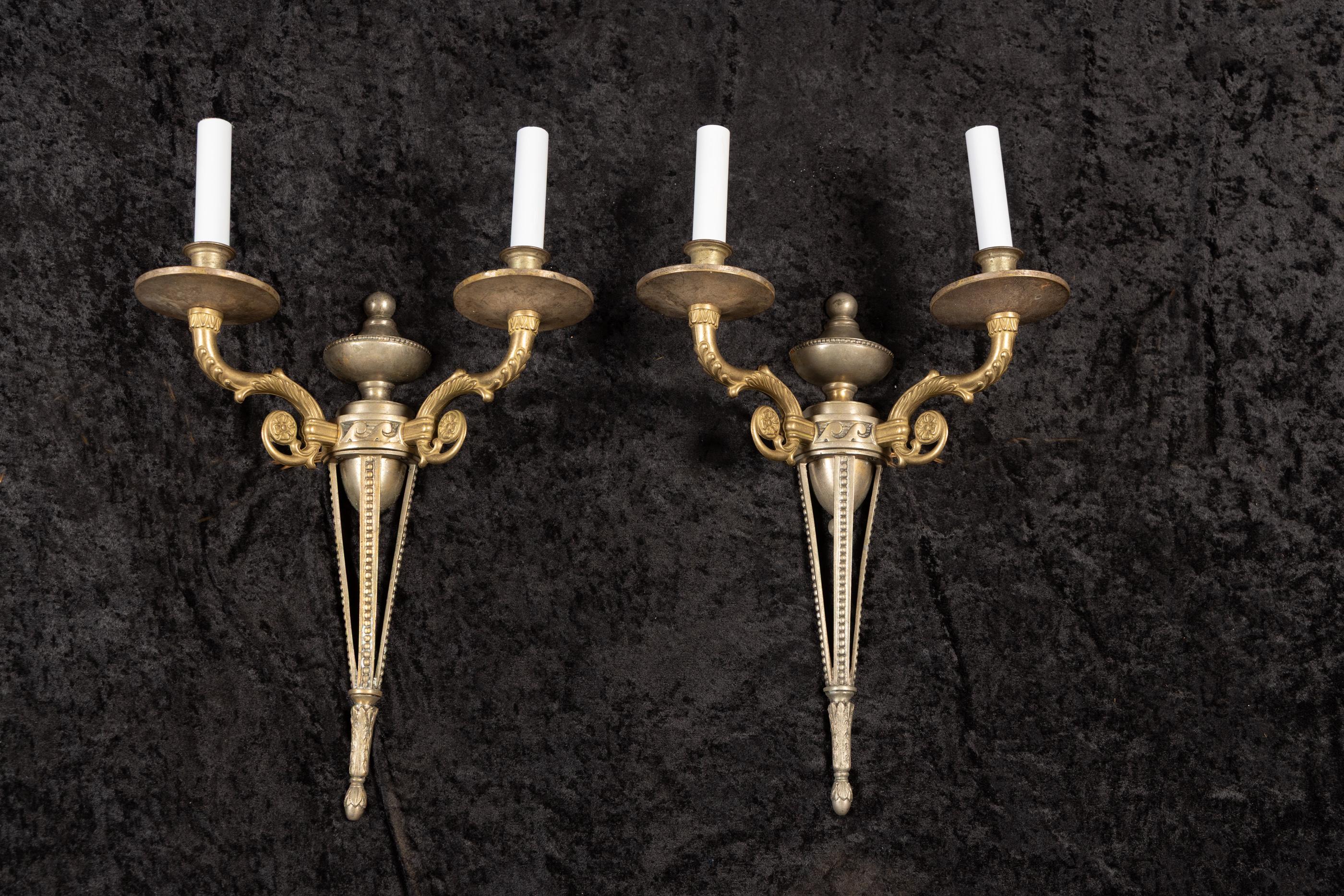 Pair of French Early 20th Century Two Tone Sconces en venta 4