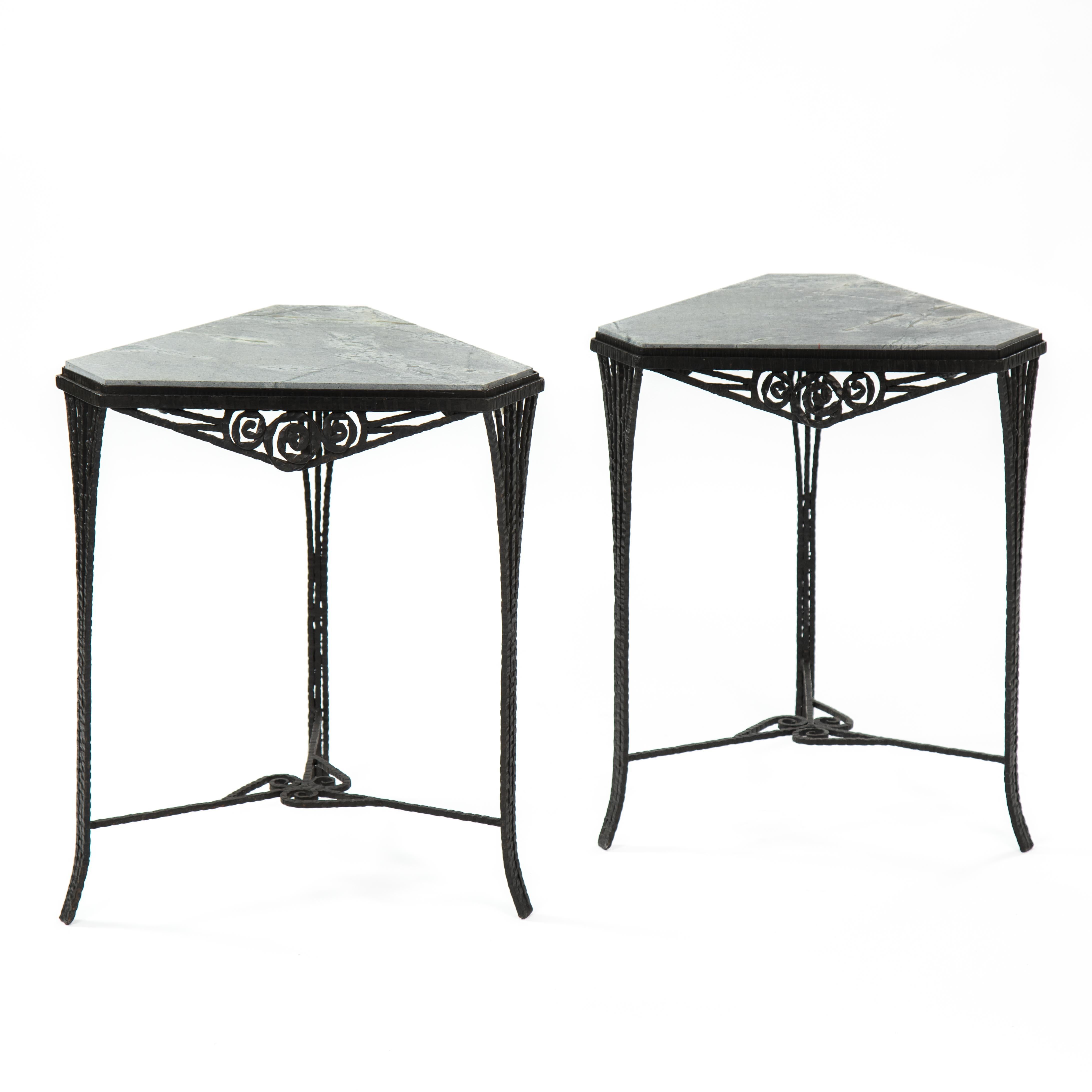 Paire de Gueridons Art Déco en fer forgé, dessus en marbre gris, années 1920 en vente 2