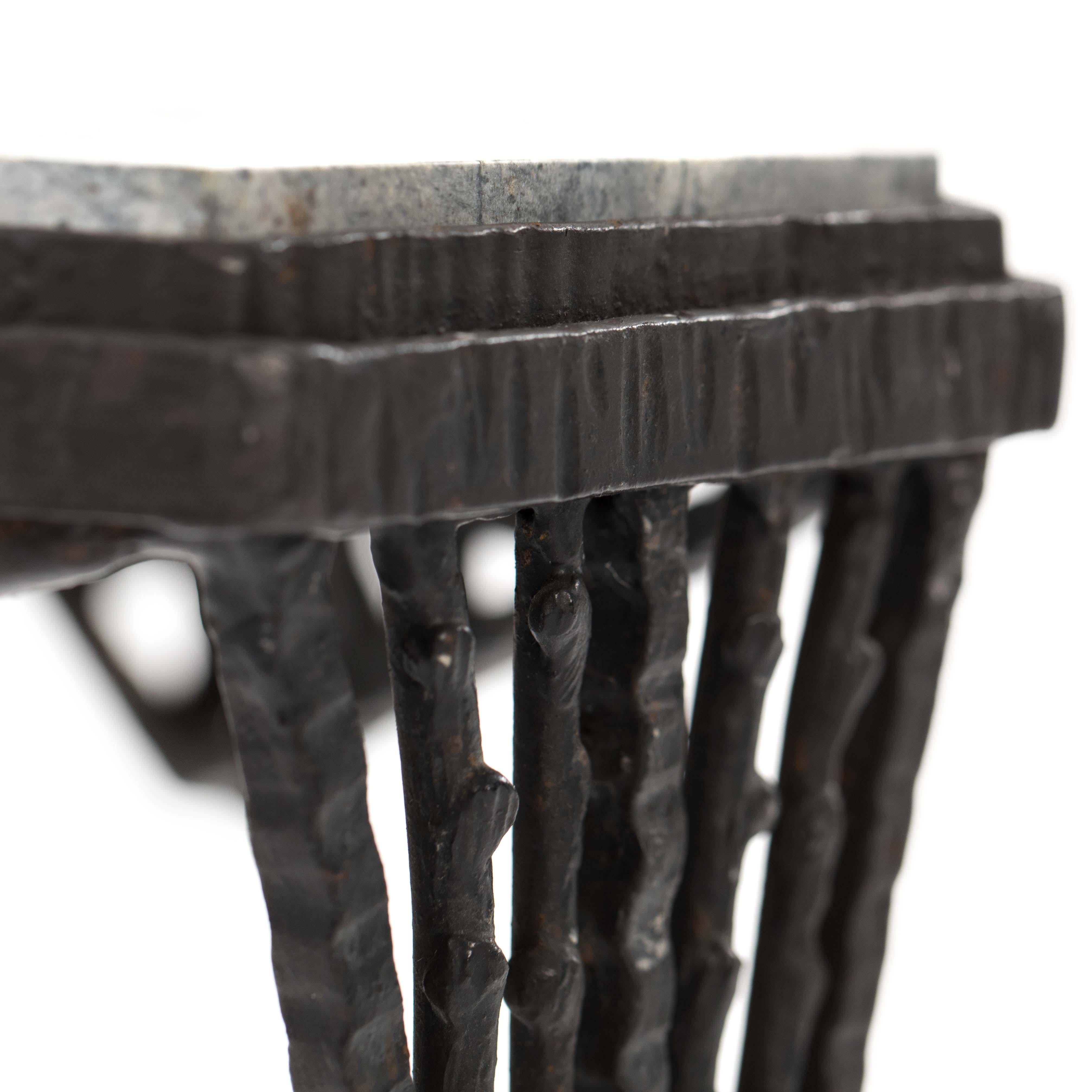 Paire de Gueridons Art Déco en fer forgé, dessus en marbre gris, années 1920 en vente 5