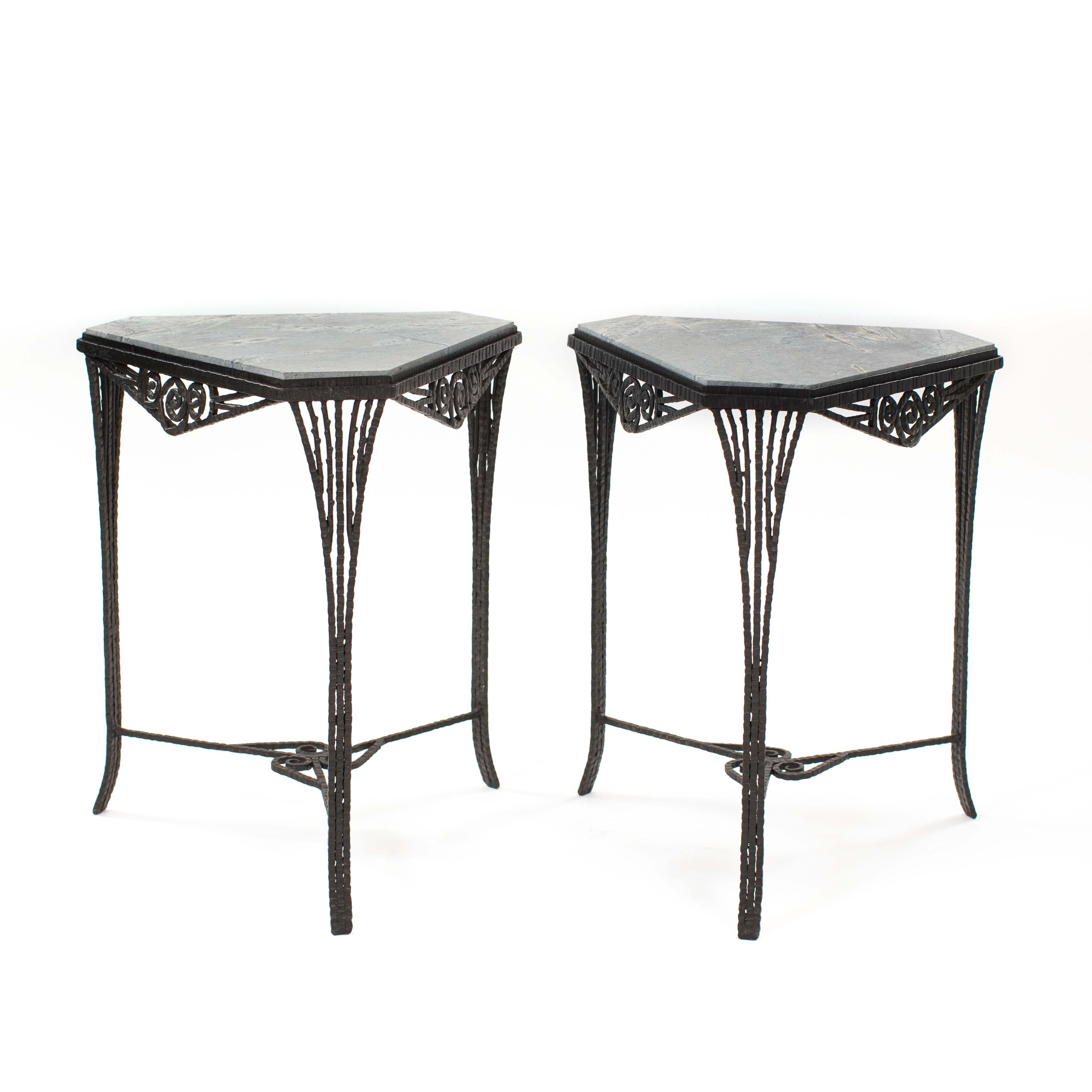 Paire de gueridons Art Déco français en fer forgé, dessus en marbre gris, années 1920

Ces tables d'appoint très élégantes se caractérisent par un langage des formes élégant et délicat. Des fleurs stylisées sont visibles sur les 3 cadres de table.
