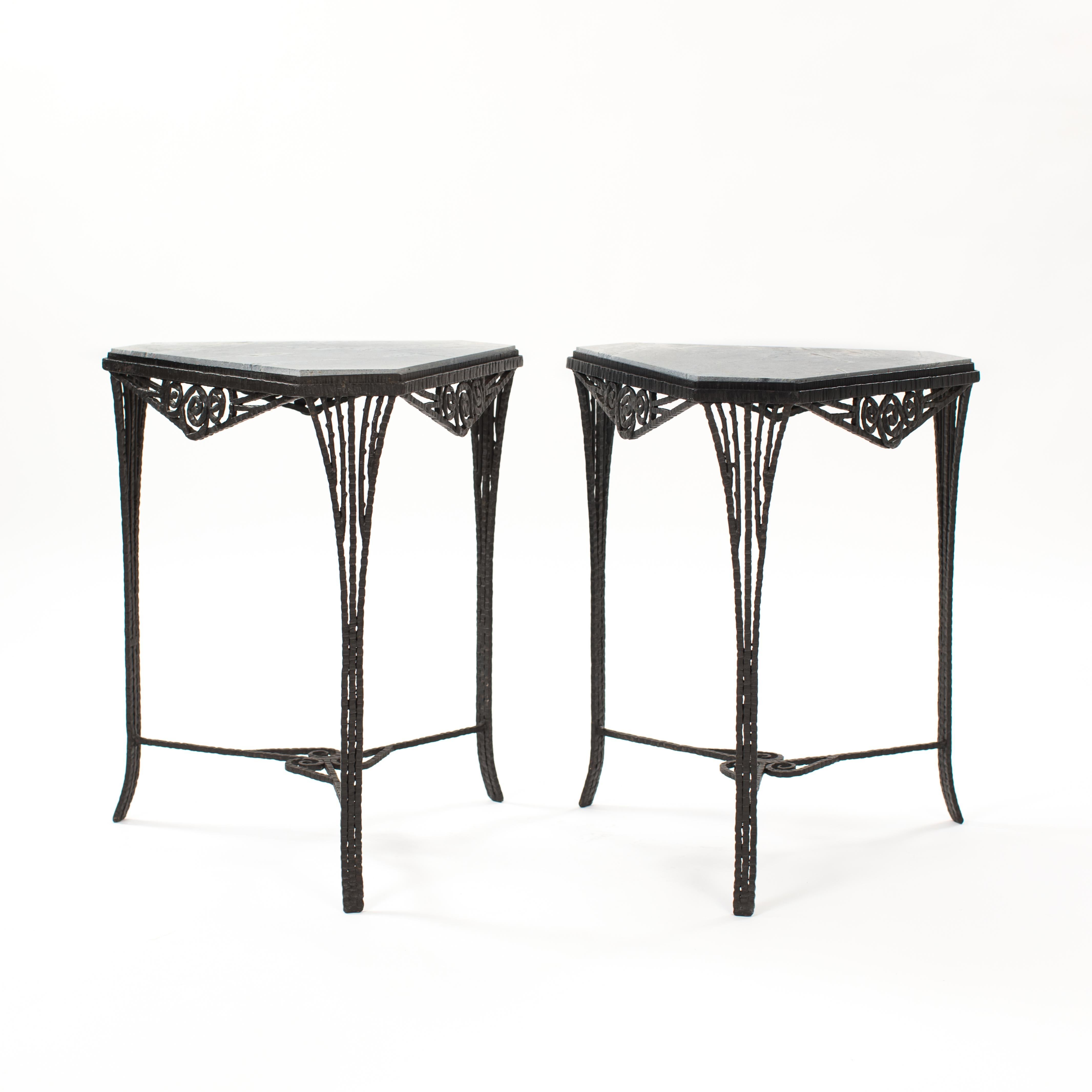 Art déco Paire de Gueridons Art Déco en fer forgé, dessus en marbre gris, années 1920 en vente