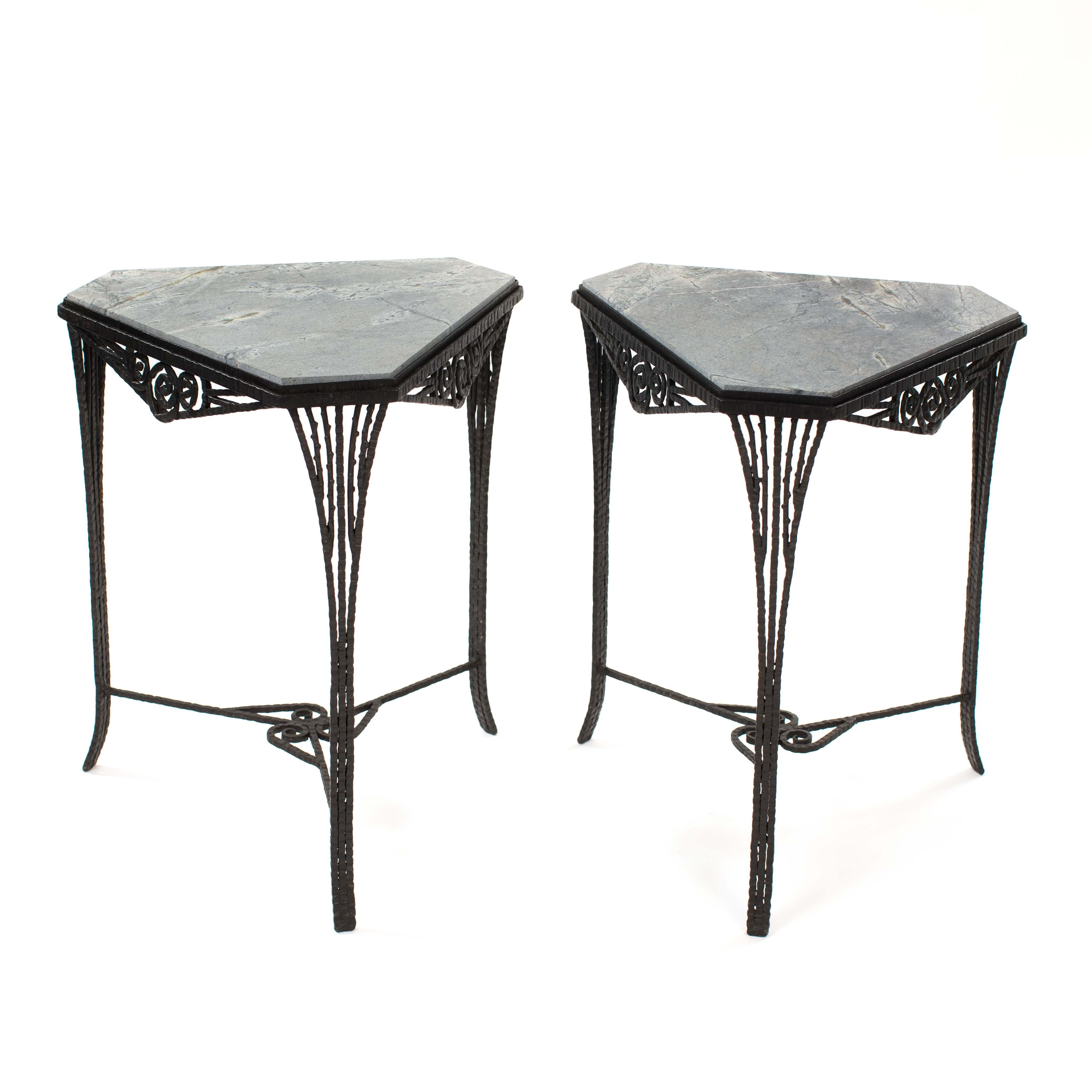 Français Paire de Gueridons Art Déco en fer forgé, dessus en marbre gris, années 1920 en vente