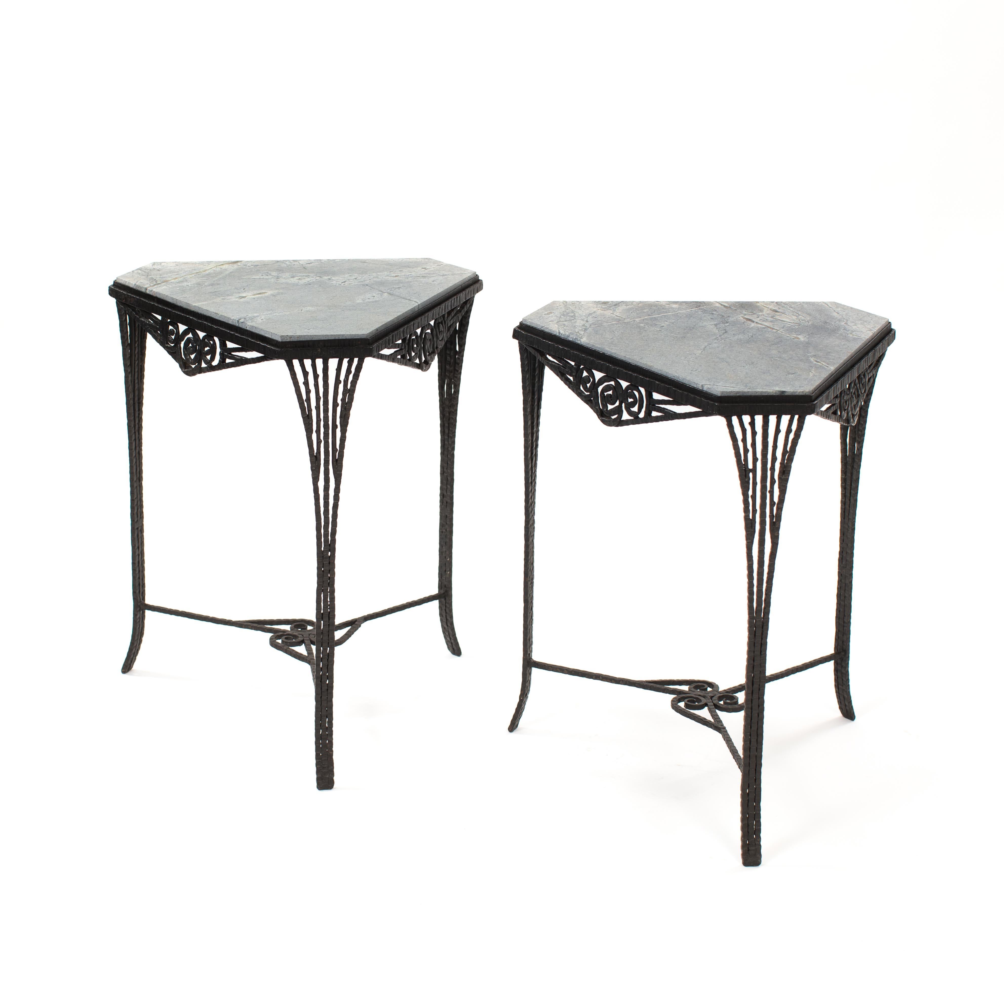 Forgé Paire de Gueridons Art Déco en fer forgé, dessus en marbre gris, années 1920 en vente
