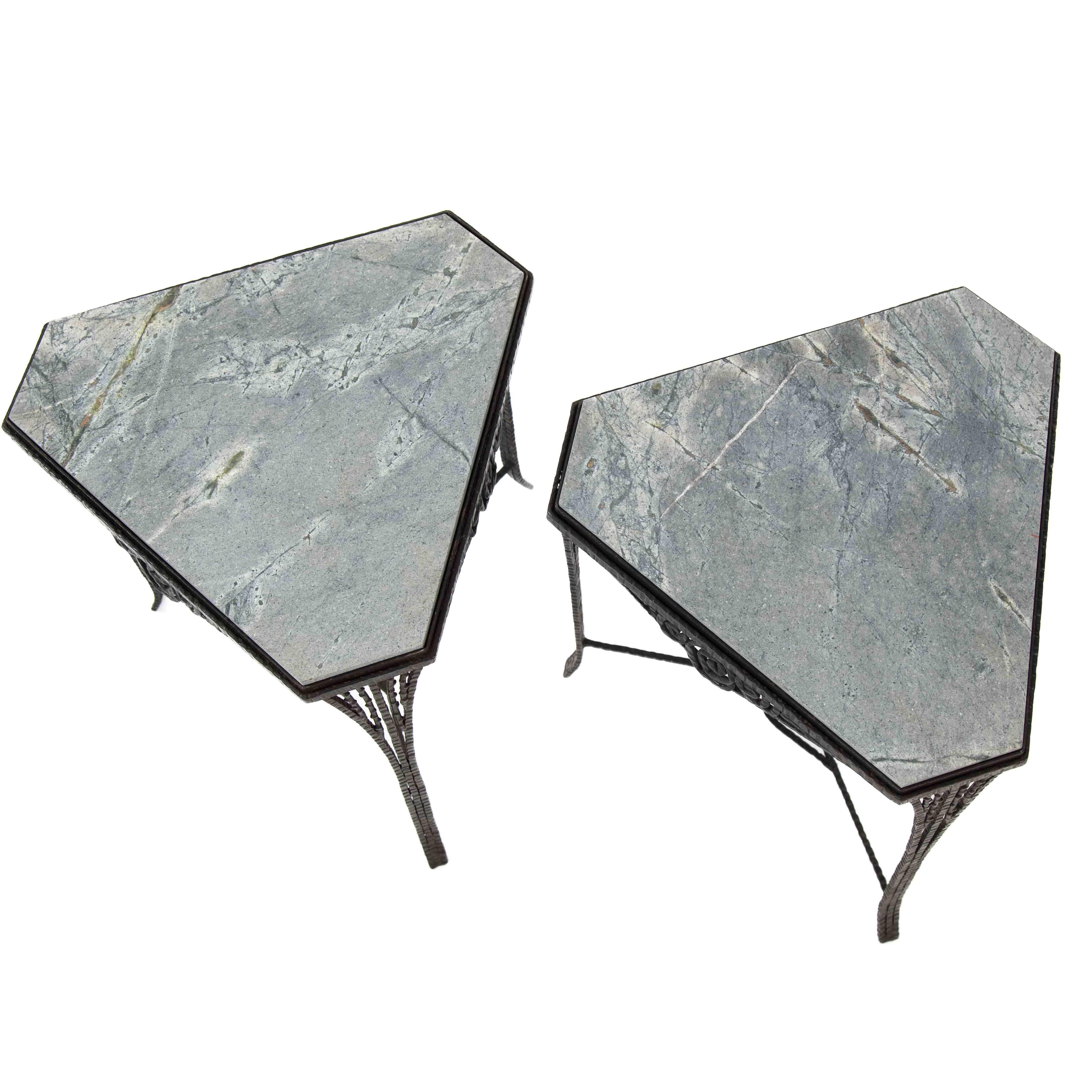 Paire de Gueridons Art Déco en fer forgé, dessus en marbre gris, années 1920 Bon état - En vente à Salzburg, AT