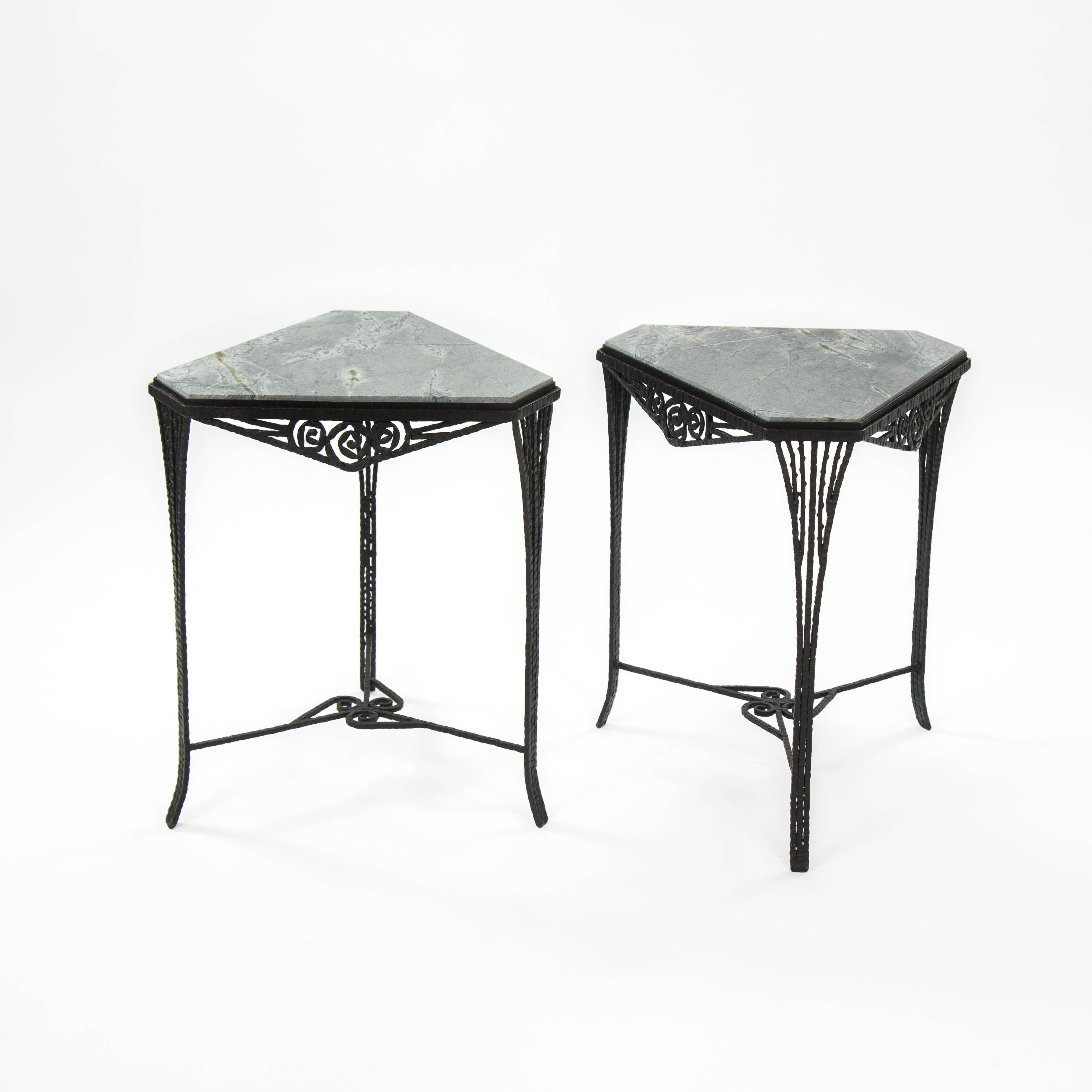 Début du 20ème siècle Paire de Gueridons Art Déco en fer forgé, dessus en marbre gris, années 1920 en vente