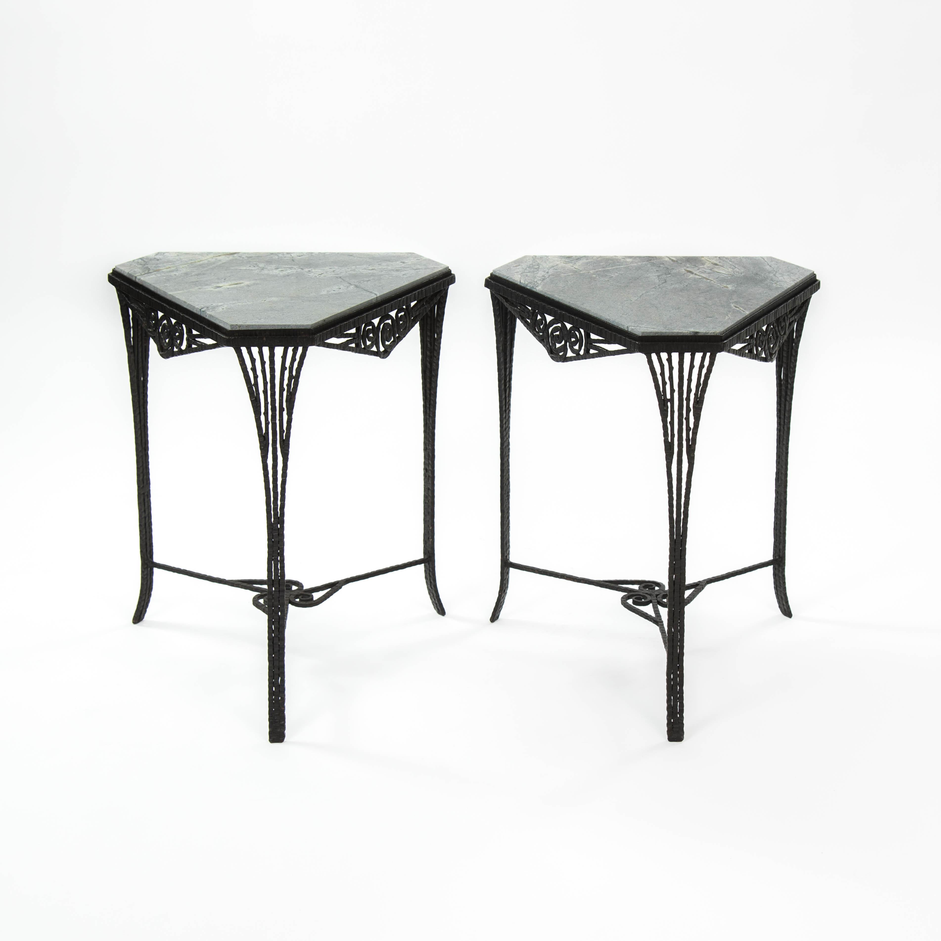 Fer Paire de Gueridons Art Déco en fer forgé, dessus en marbre gris, années 1920 en vente